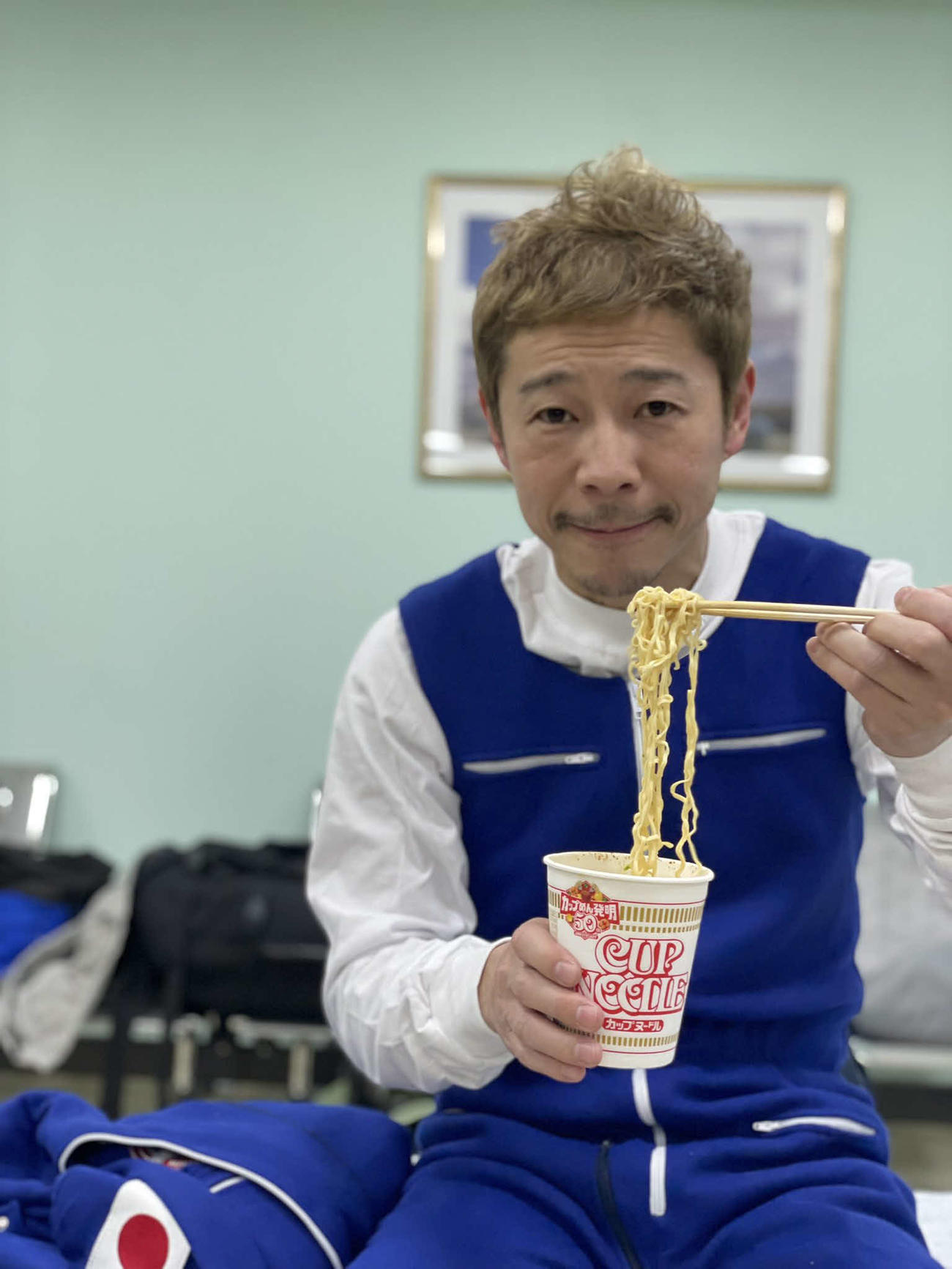 地球に帰還から6時間後の初ツイートで「地球なう」と報告しつつ、大好きな「カップヌードル」を食べる前澤友作氏【前澤友作Twitterアカウントより】
