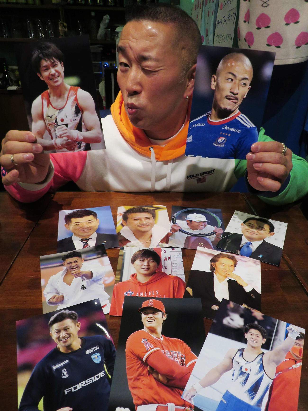 新宿2丁目「あっぱれ！」まぁがりんさんは「もうね、この2人よ」と体操内村航平（写真左）とJ1得点王の横浜前田大然をお気に入りアスリートとして指名した（撮影・寺沢卓）