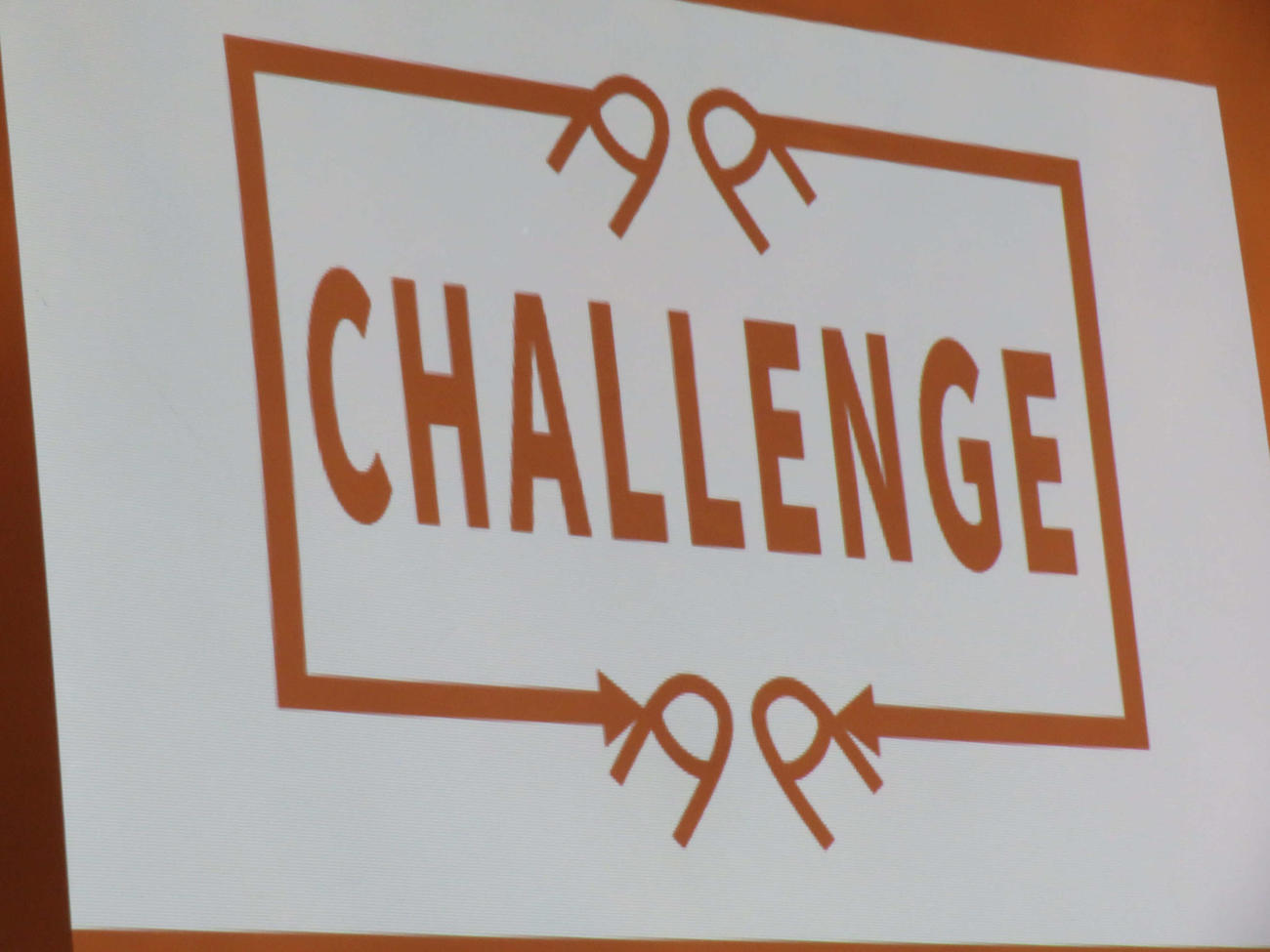 ドクター・中松氏が新たな図形、標識として発表した「CHALLENGE」（撮影・村上幸将）