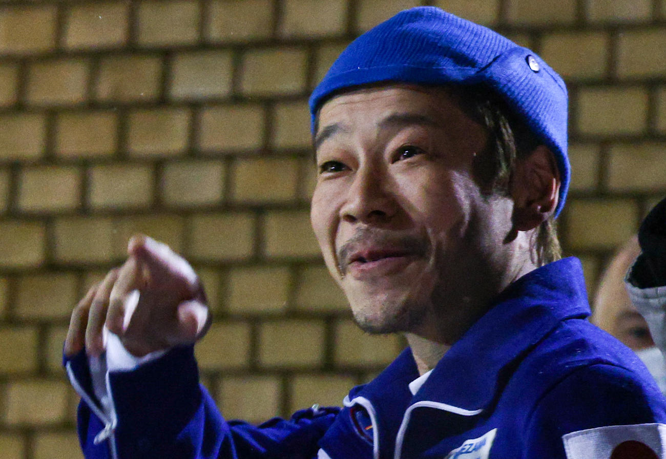 20日、モスクワ郊外のガガーリン宇宙飛行士訓練センターに到着した前沢友作さん（タス＝共同）