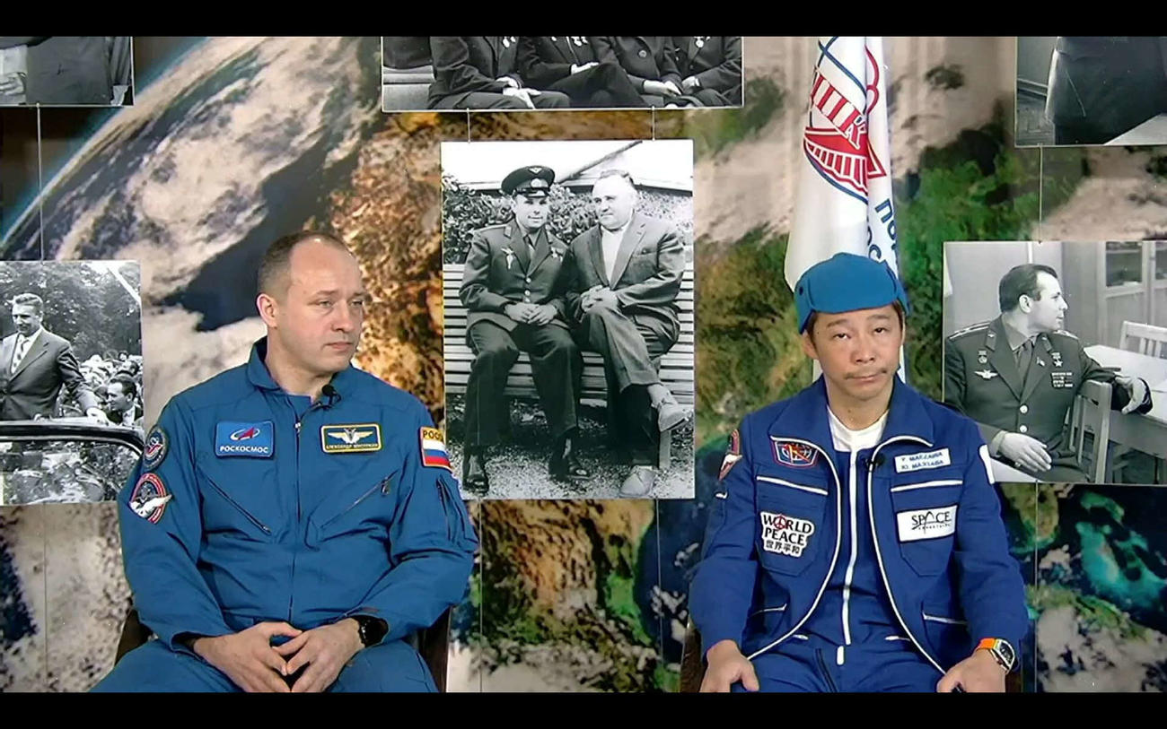 モスクワで会見を開いた、アレクサンダー・ミシュルキン宇宙飛行士（左）と前澤友作氏（C）TASS／Roscosmos