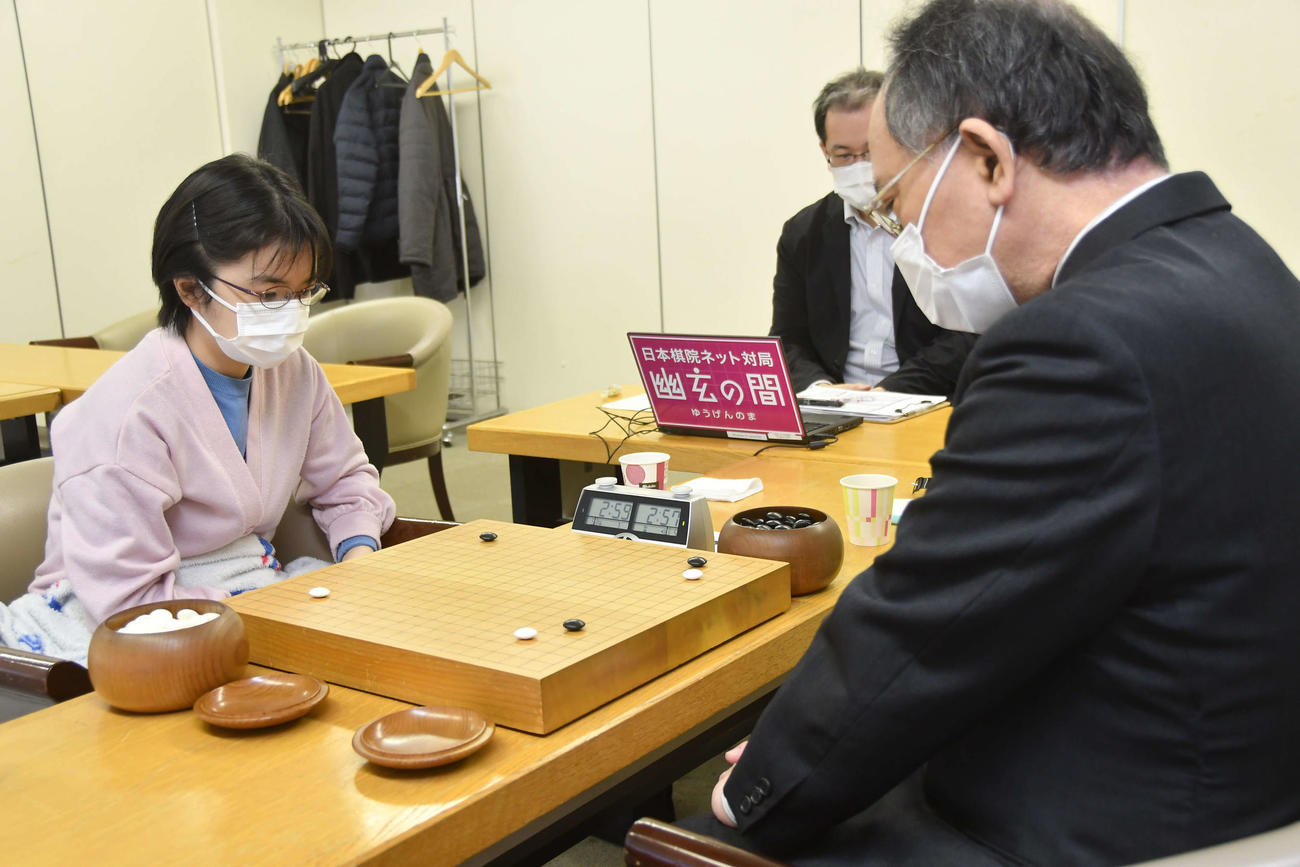 名人戦予選Cで下地玄昭七段（右）を下した仲邑菫二段（左、日本棋院提供）
