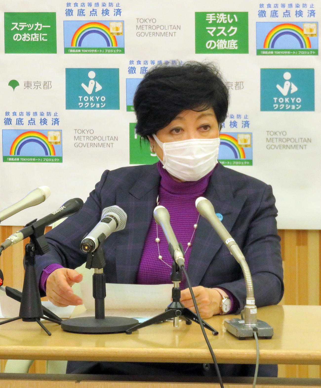東京都新型コロナウイルス感染症モニタリング会議後に取材対応する小池百合子知事（撮影・鎌田直秀）