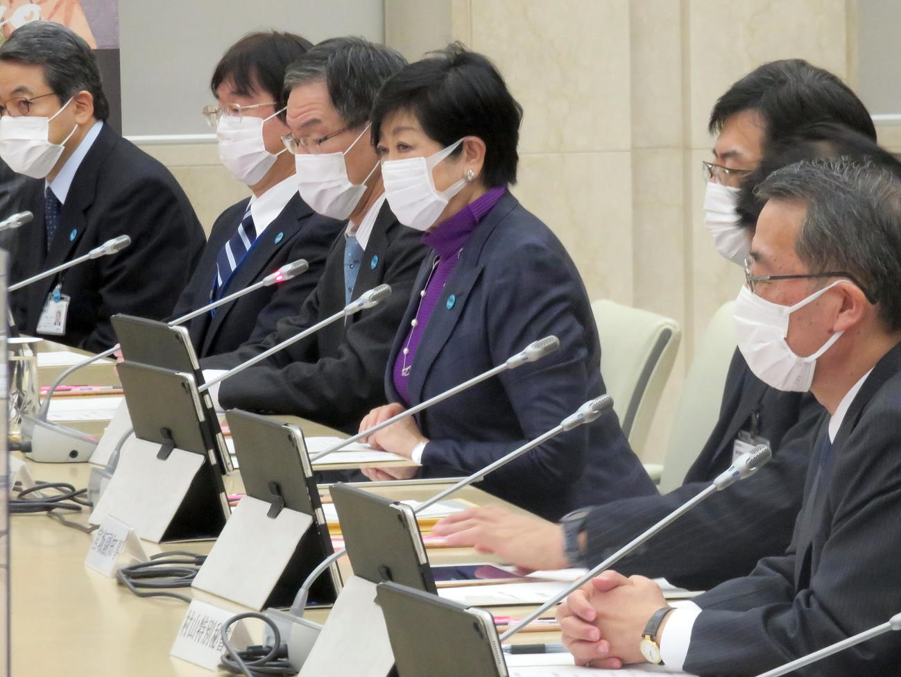 東京都議会各会派からの要望を聞く小池百合子知事（中央）（撮影・鎌田直秀）