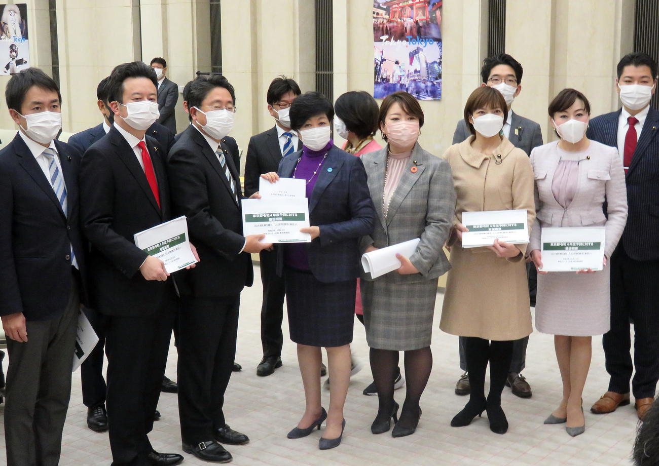 特別顧問を務める都民ファーストの会の議員から要望書を受け取る小池百合子知事（中央）（撮影・鎌田直秀）