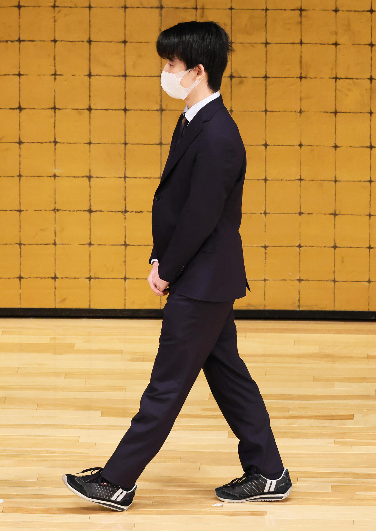 対局に臨む藤井聡太竜王（撮影・足立雅史）