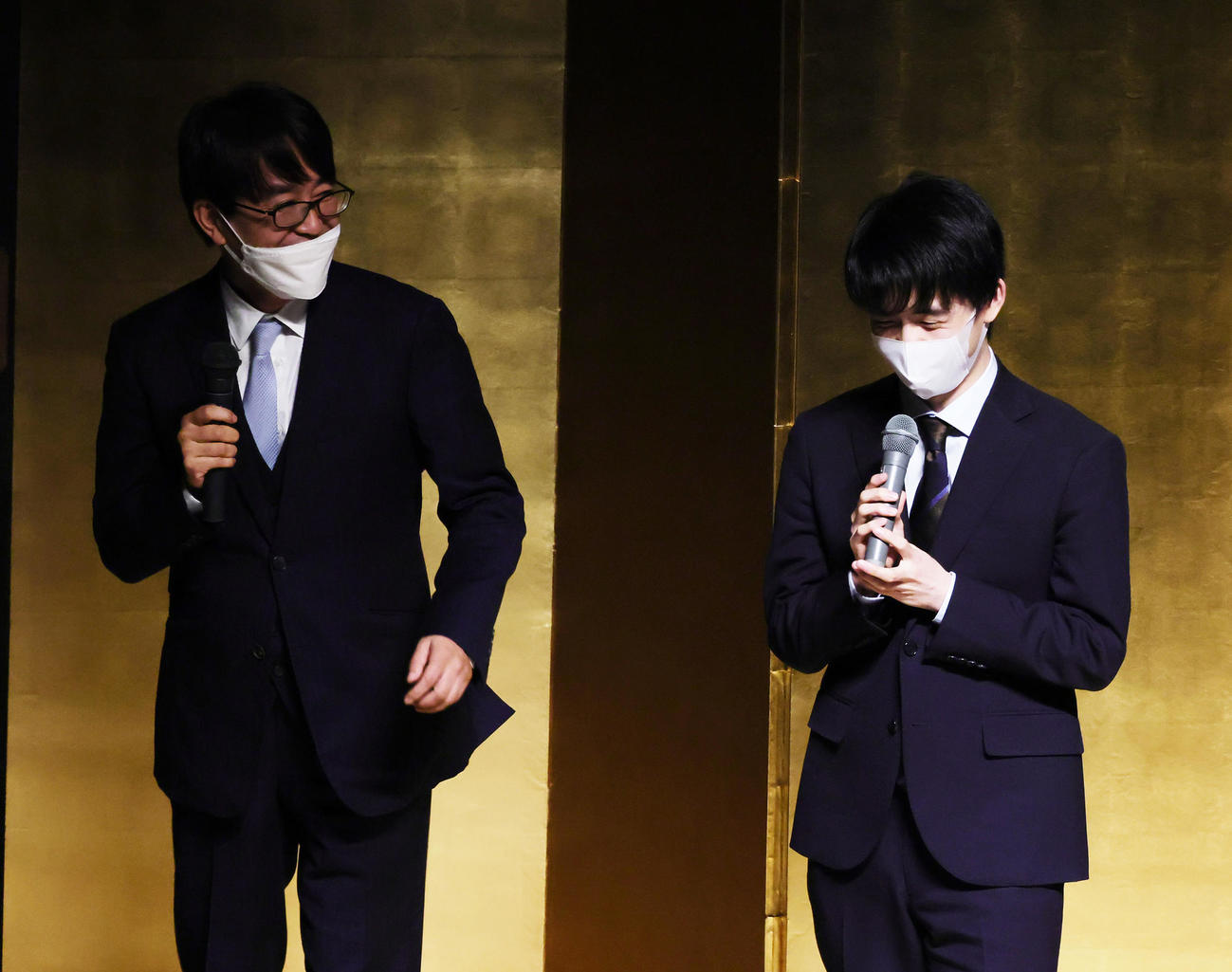 対局を解説する羽生善治九段（左）と藤井聡太竜王