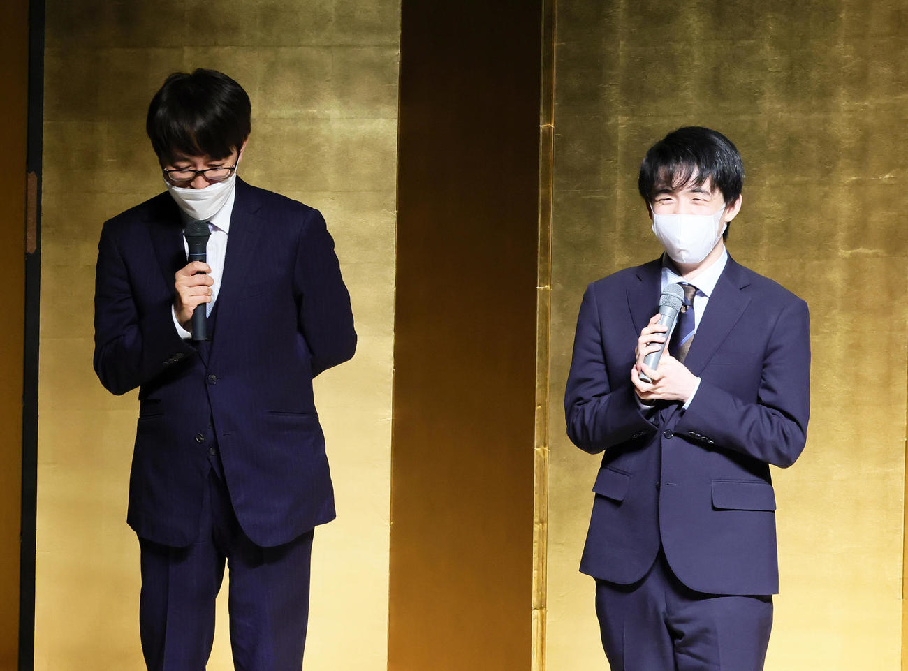 対局を解説する羽生善治九段（左）と藤井聡太竜王