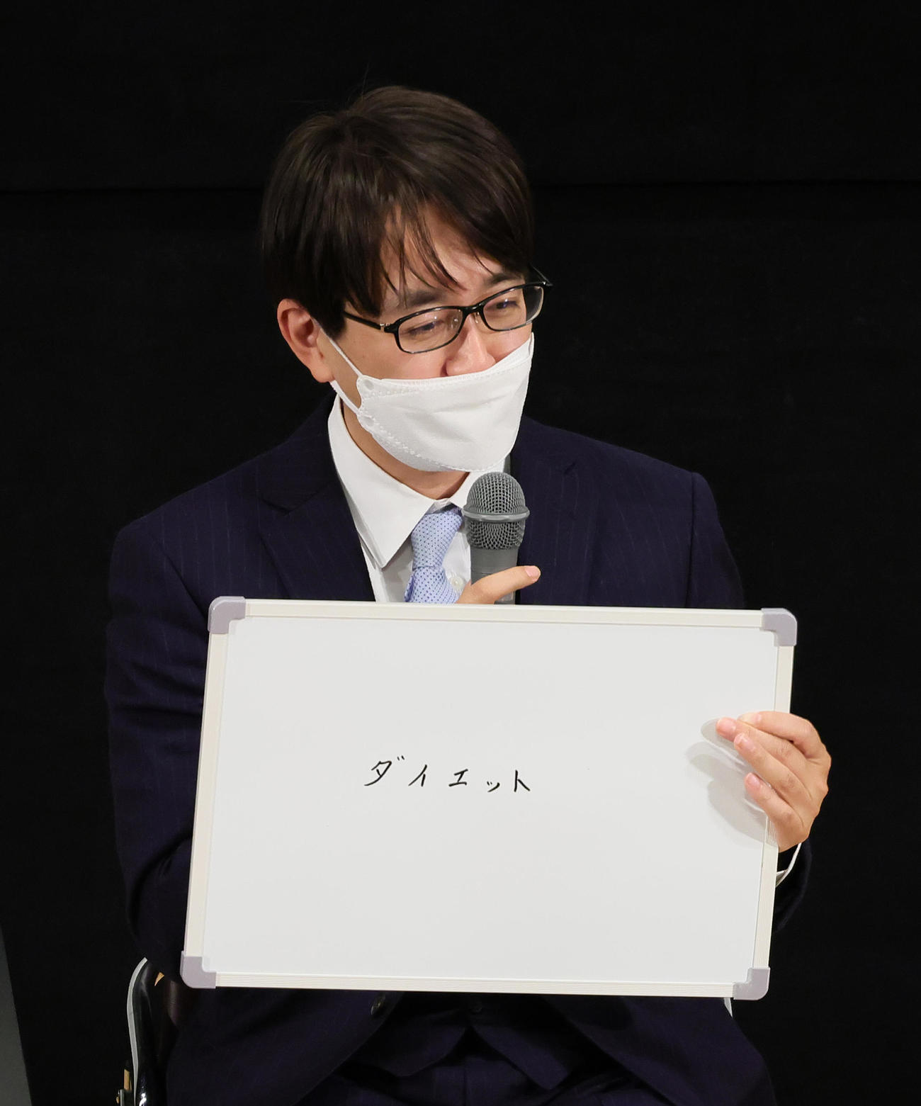 トークショーで2022年にしたいことに「ダイエット」とあげた羽生善治九段（撮影・足立雅史）