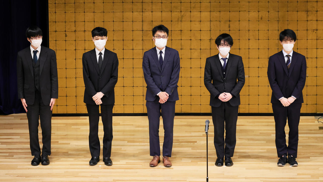 SUNTORY将棋オールスター東西対抗戦2021に臨む西軍の、左から古賀悠聖四段、沢田真吾七段、稲葉陽八段、豊島将之九段、藤井聡太竜王（撮影・足立雅史）