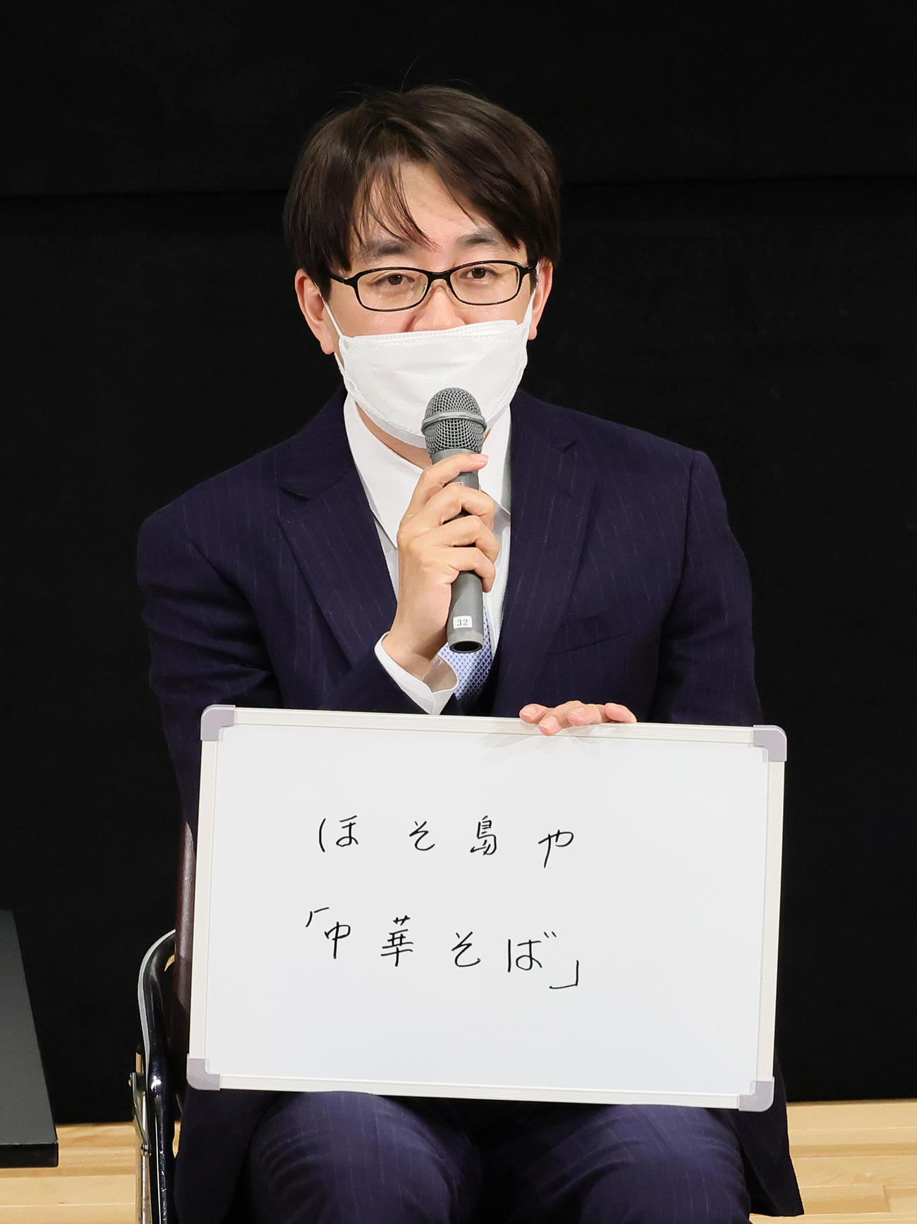 トークショーでおすすめの将棋めしに「中華そば」を紹介した羽生善治九段（撮影・足立雅史）