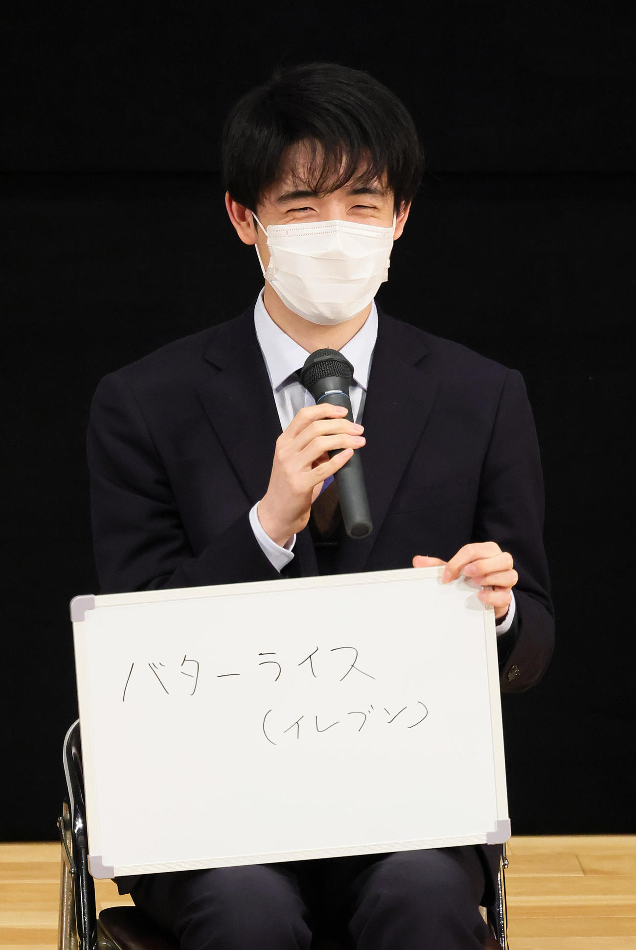 トークショーでおすすめの将棋めしに「バターライス」を紹介した藤井聡太竜王（撮影・足立雅史）