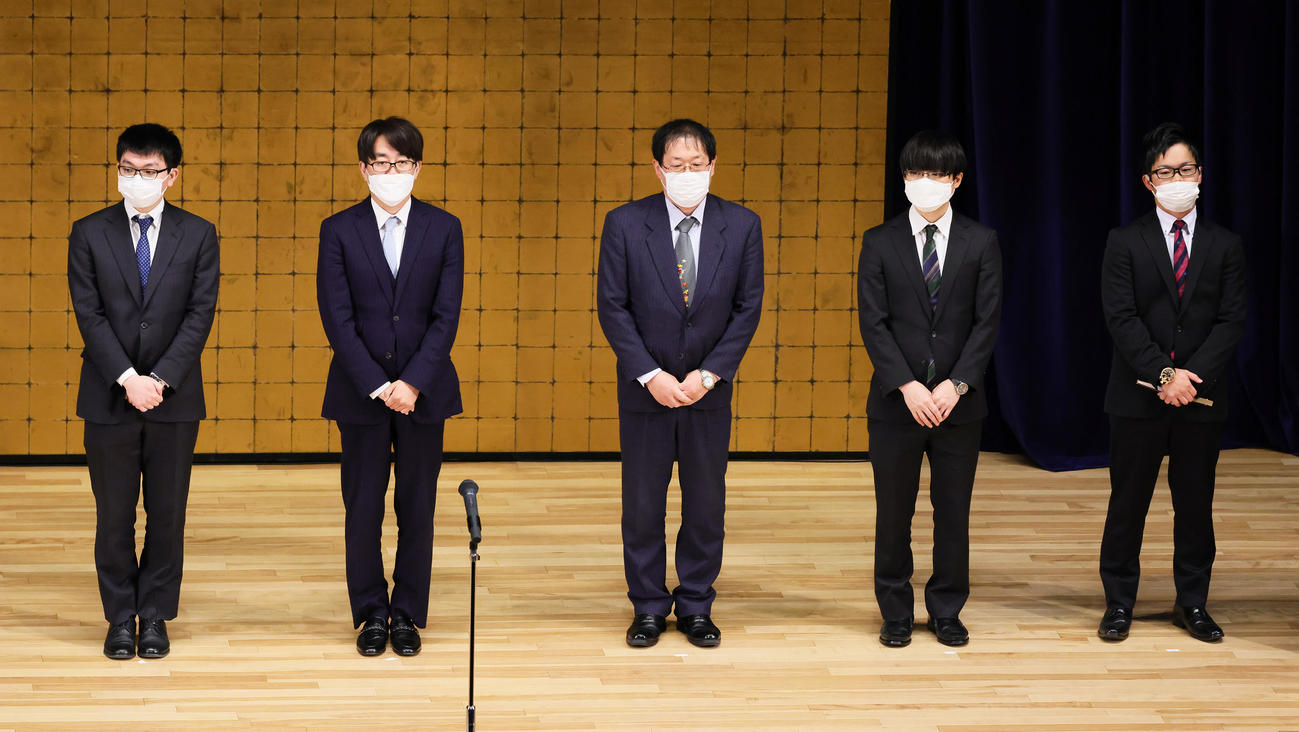 SUNTORY将棋オールスター東西対抗戦2021に臨む東軍の、左から永瀬拓矢王座、羽生善治九段、佐藤秀司八段、横山泰明七段、戸辺誠七段（撮影・足立雅史）