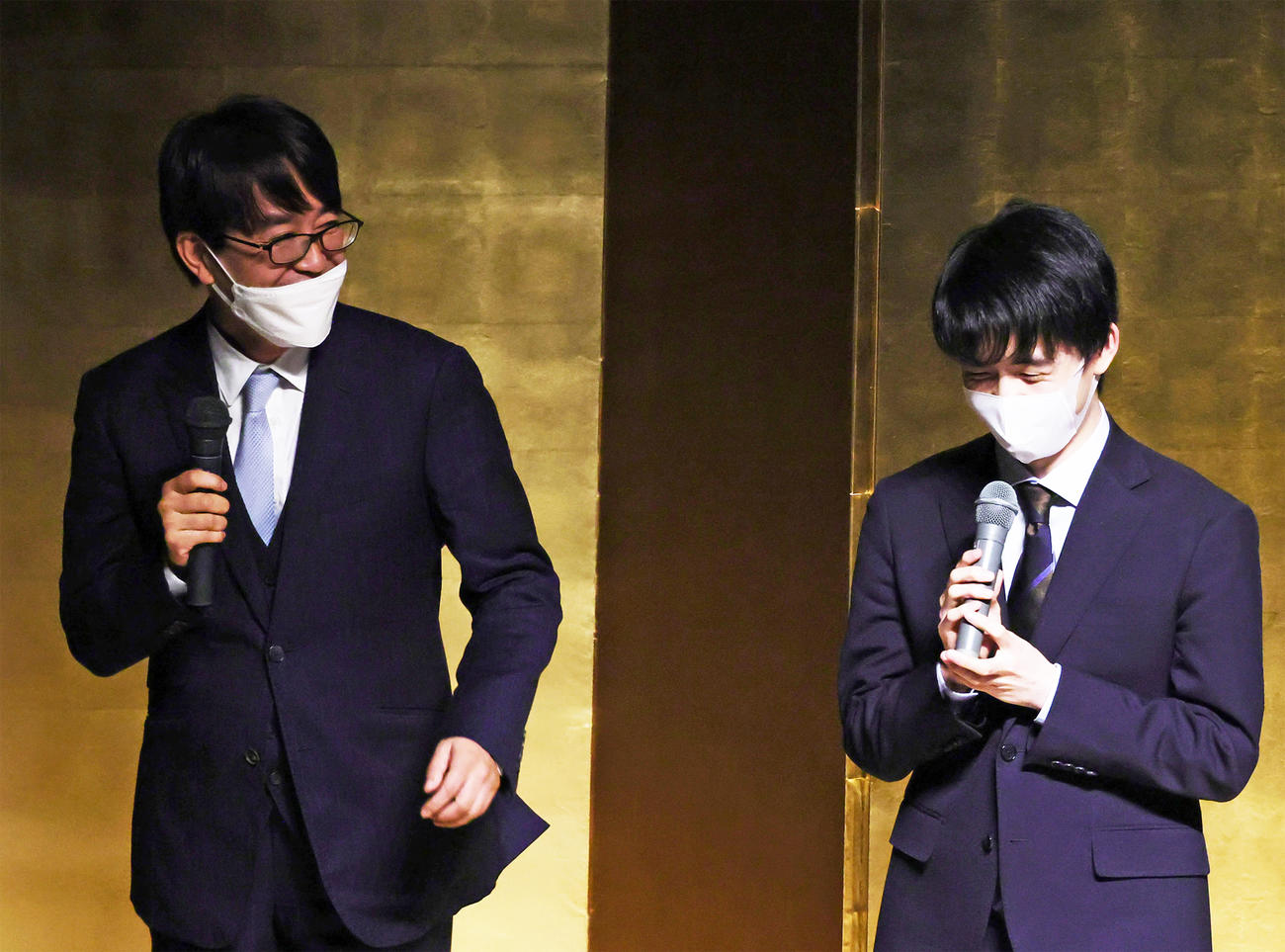 解説中に笑顔を見せる羽生善治九段（左）と藤井聡太4冠（撮影・足立雅史）