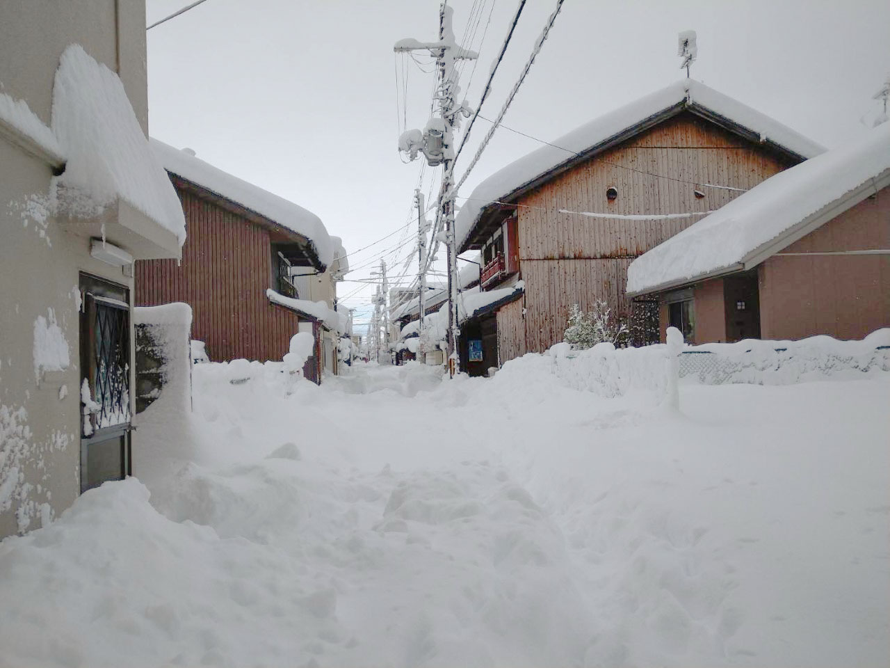 大雪に見舞われた滋賀県彦根市内（住民提供）（共同）