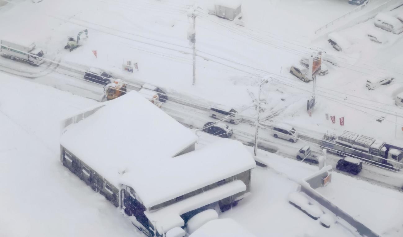 大雪の影響で多くの車が立ち往生した滋賀県彦根市の国道8号（共同通信社ヘリから）
