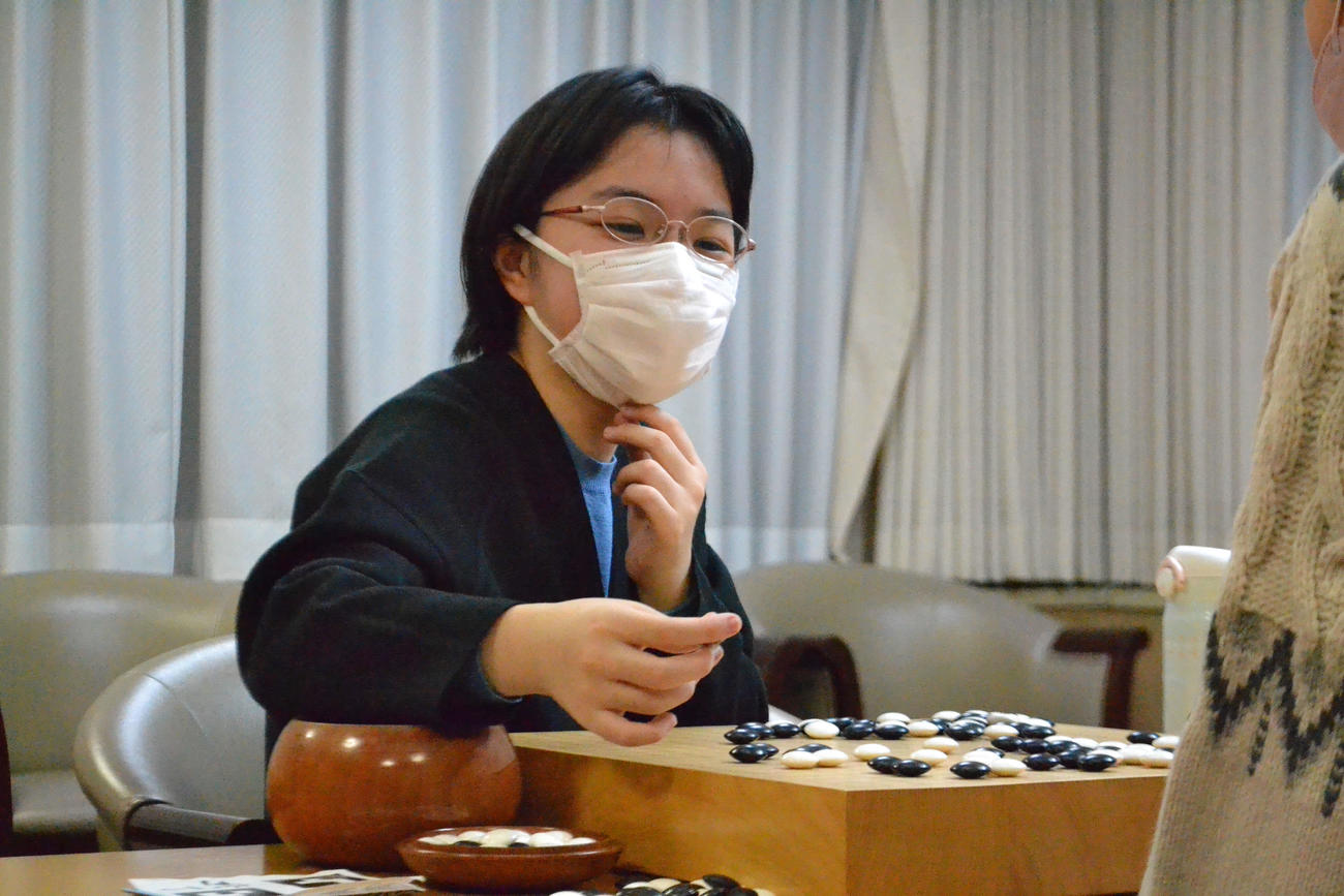 女流本因坊戦予選で徐文燕初段を下して今年最後の対局を白星で飾った仲邑菫二段