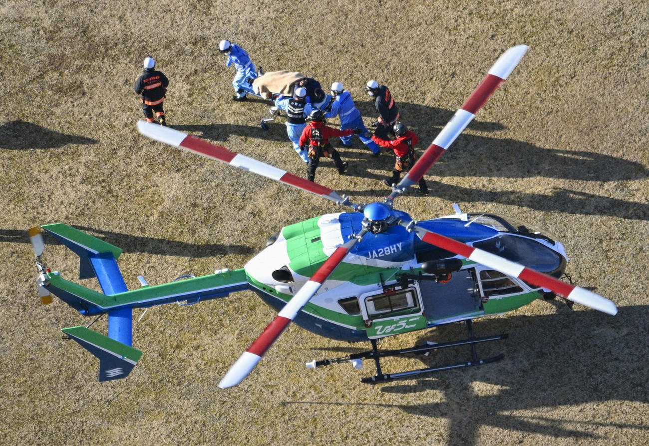 氷ノ山で遭難し、救助後にストレッチャーで運ばれる登山者の男性（画面上）＝28日午後3時15分（共同通信社ヘリから）