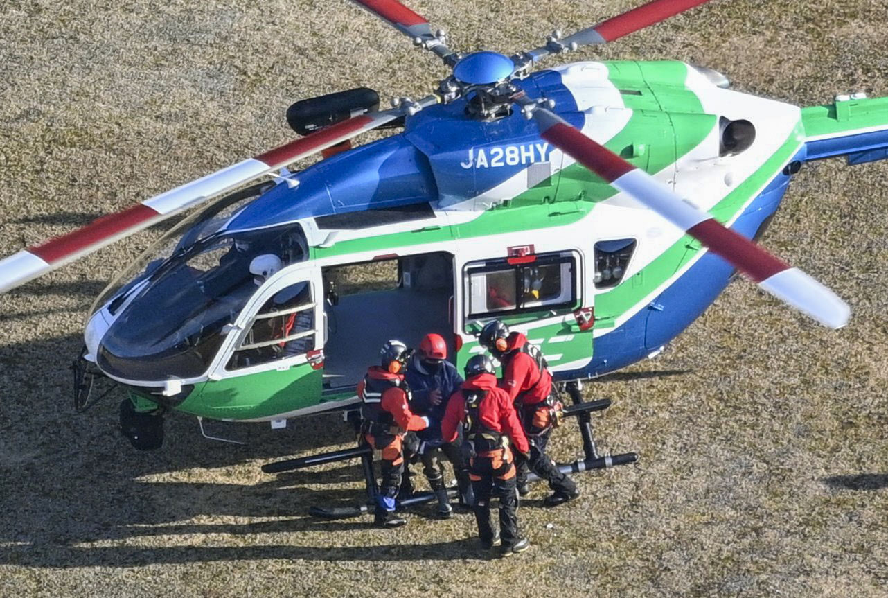 氷ノ山で遭難し、防災ヘリで救助された登山者の男性（左から2人目）＝28日午後3時14分、兵庫県宍粟市（共同通信社ヘリから）