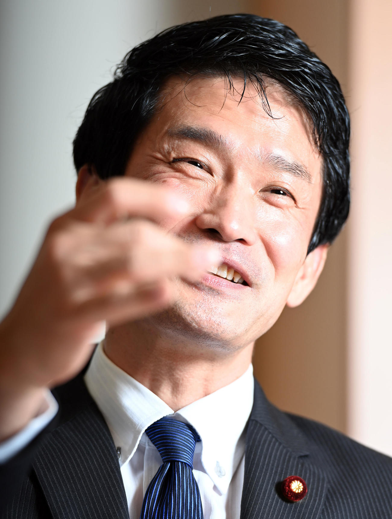 インタビューで笑顔を見せる立憲民主党小川政務調査会長（撮影・たえ見朱実）