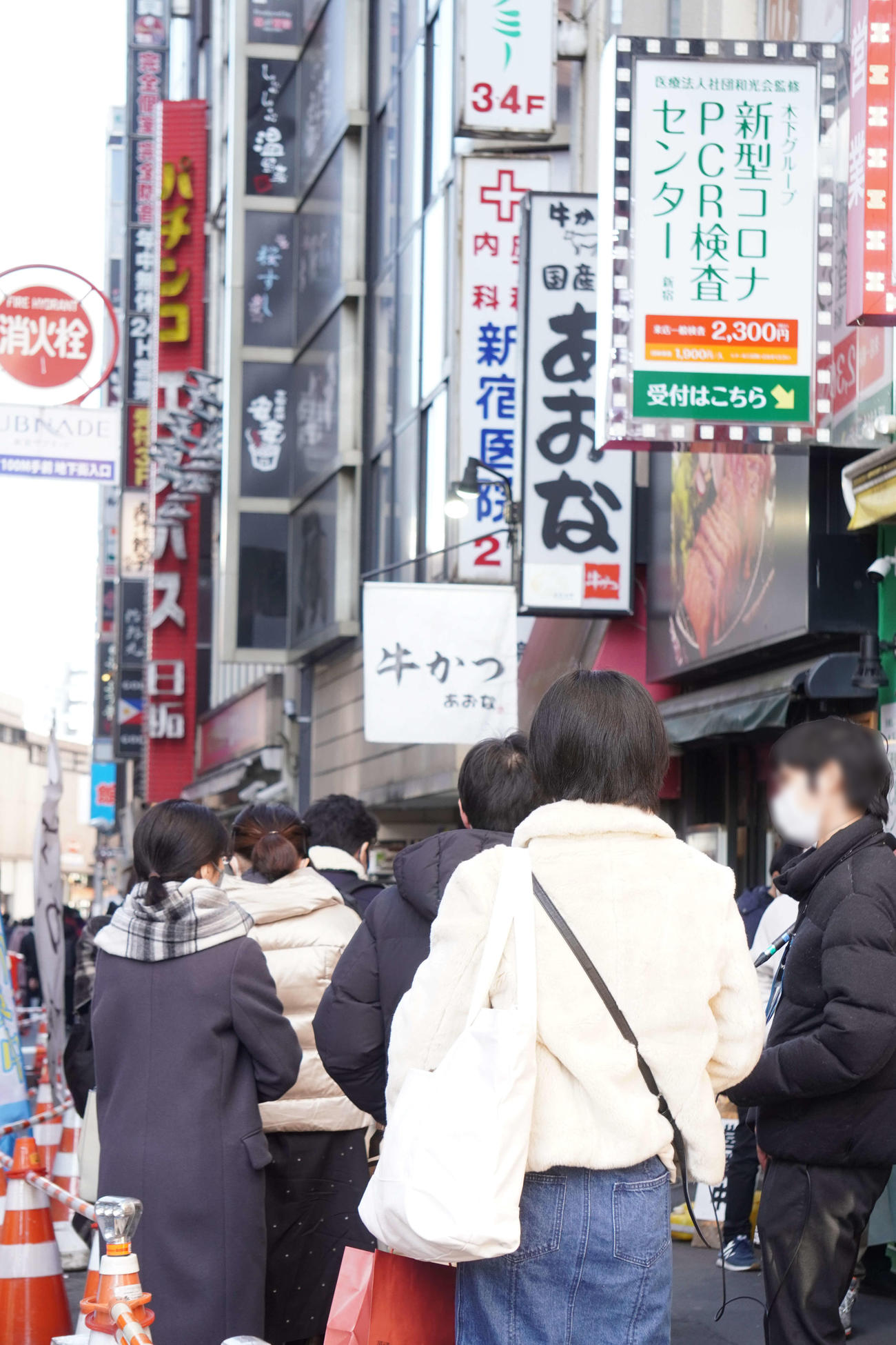 東京都新宿区の新型コロナPCR検査センターに並ぶ人々（撮影・沢田直人）