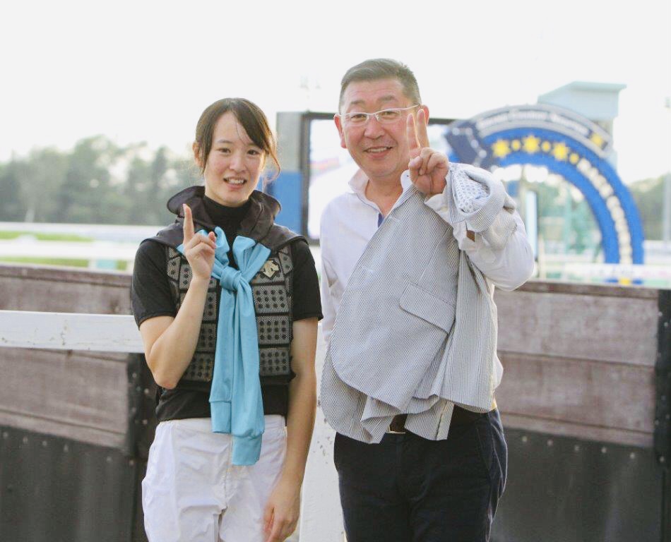 門別競馬場で騎乗したJRA藤田菜七子騎手（左）と記念撮影する林和弘師（18年8月23日撮影）