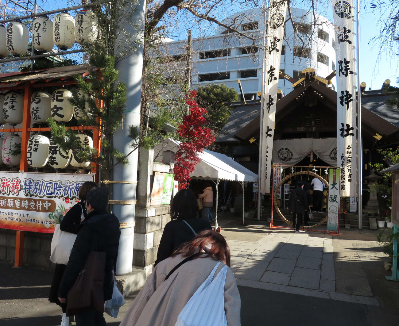 わずか40坪の敷地の築地波除神社だが、正月三が日には3万人超が参拝する（撮影・寺沢卓）