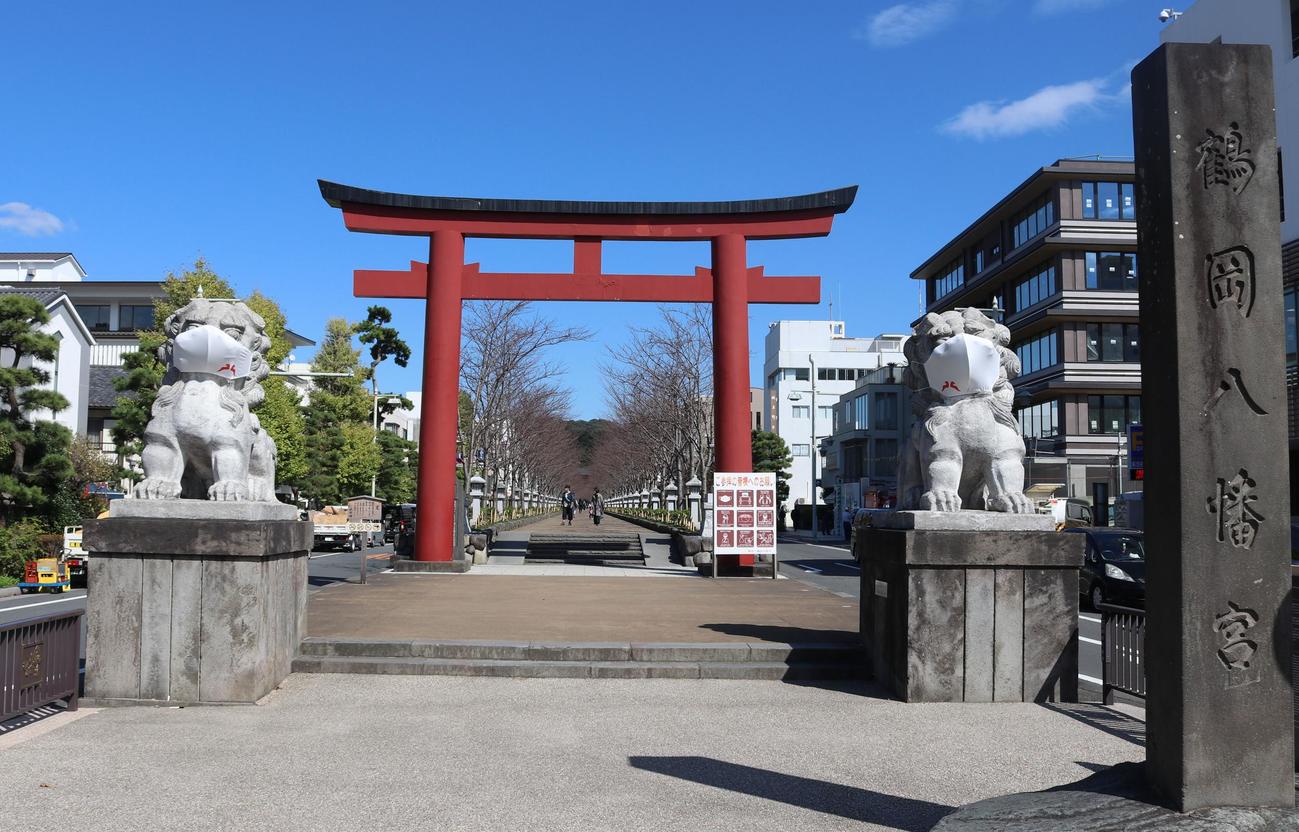鶴岡八幡宮の参道に設置されたこま犬2体もマスクをしている（鶴岡八幡宮提供）