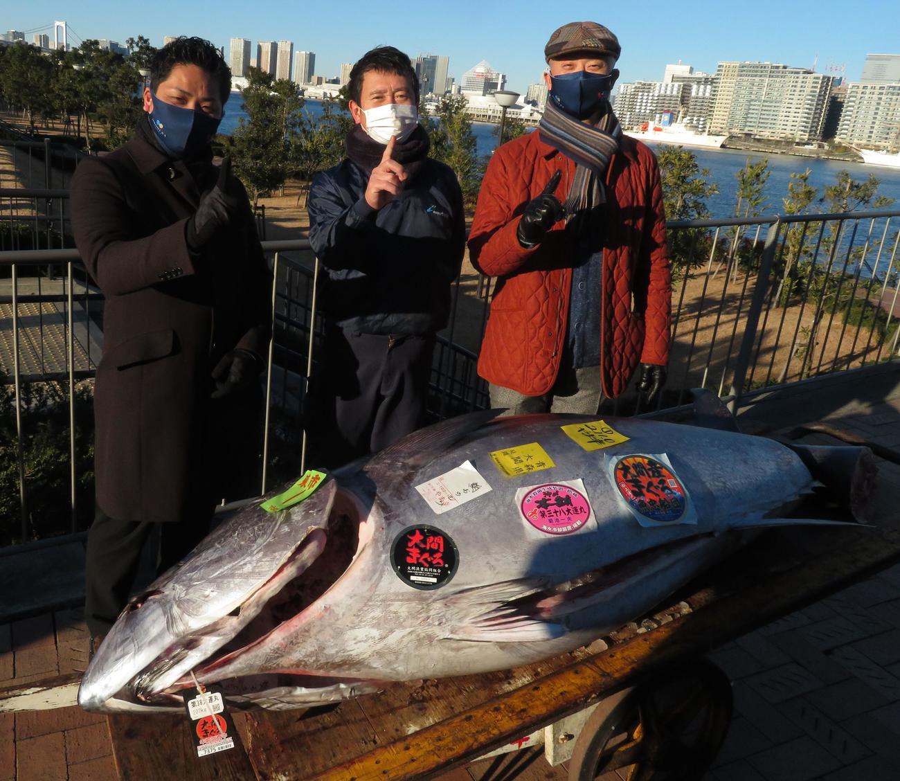 この日の一番マグロを落としたやま幸の山口幸隆社長（中央）とおのでら長尾真司社長（左）、坂上暁史料理長は3人そろってイチバンポーズで決めた（撮影・寺沢卓）