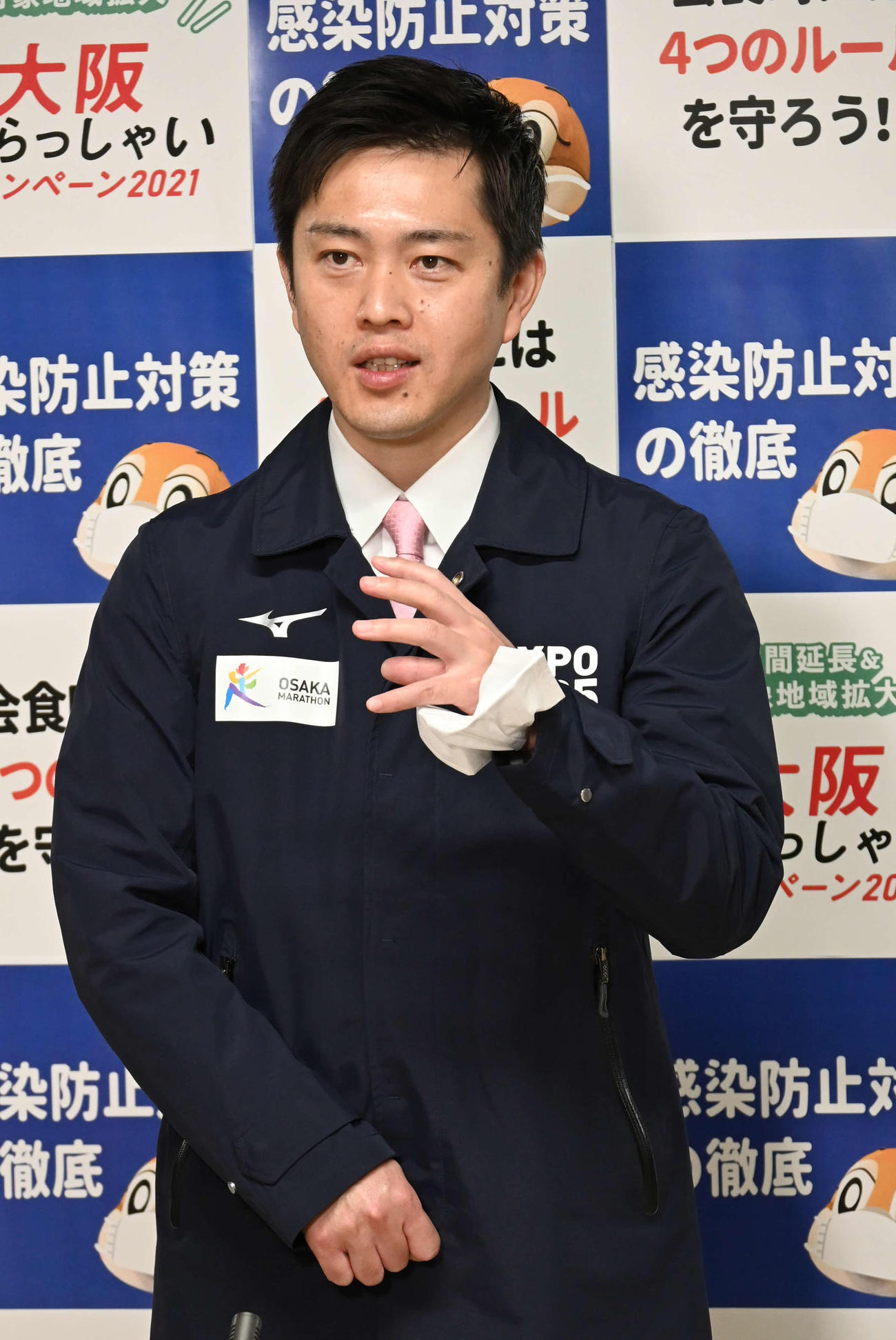 取材に応じる大阪府の吉村洋文知事（撮影・松浦隆司）