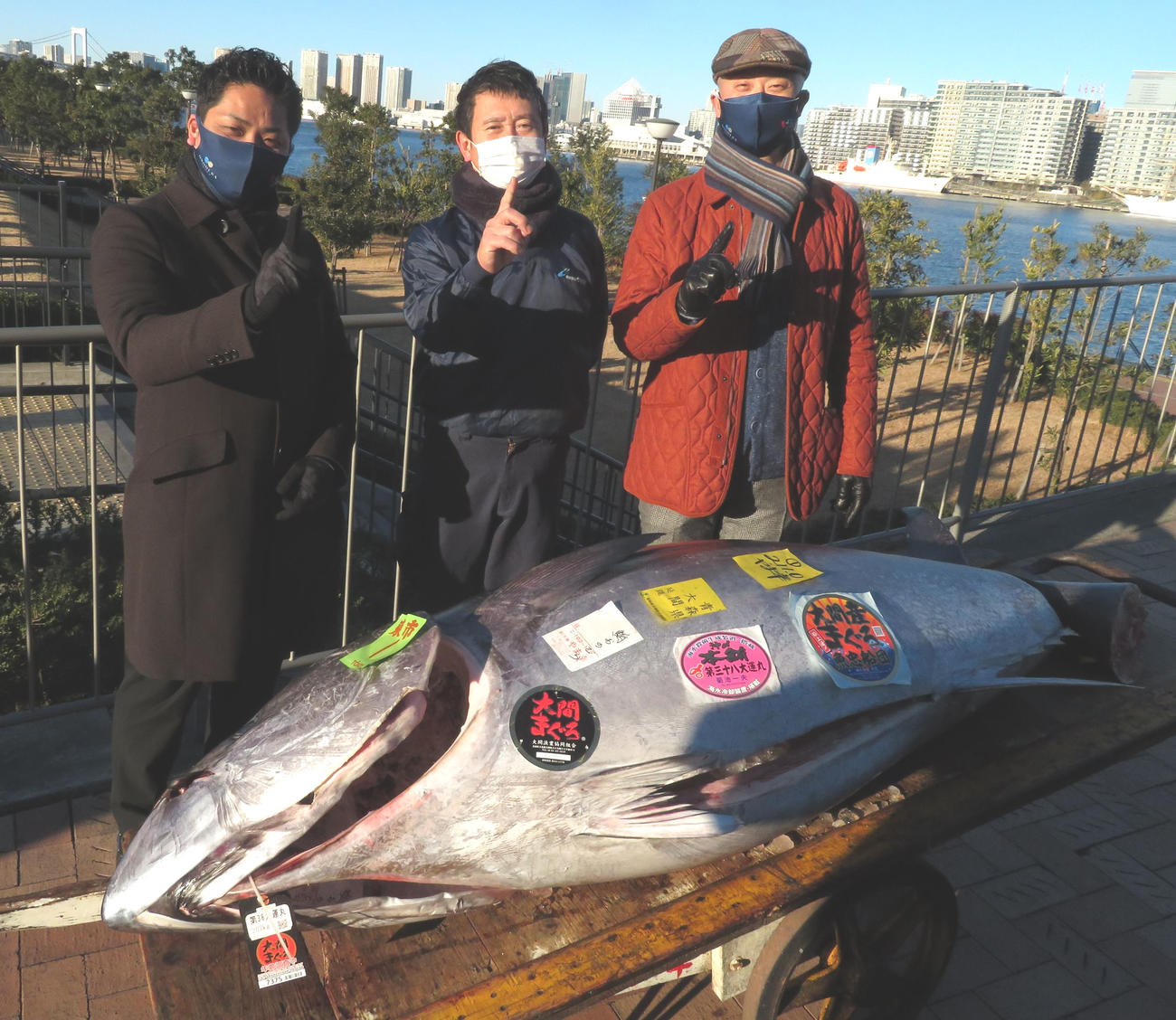 この日の一番マグロを落としたやま幸の山口幸隆社長（中央）とおのでら長尾真司社長（左）、坂上暁史料理長は3人そろってイチバンポーズで決めた（撮影・寺沢卓）