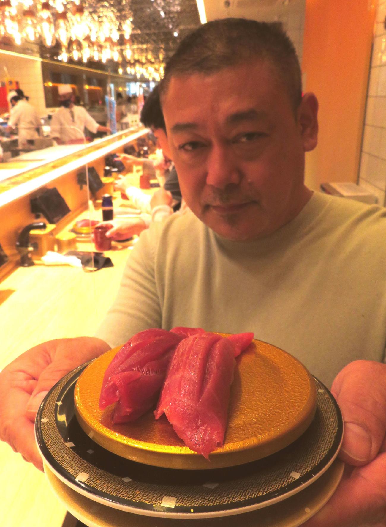 「廻転鮨　おのでら銀座本店」では赤身と中トロのセットが通常価格の1040円で提供された（撮影・寺沢卓）