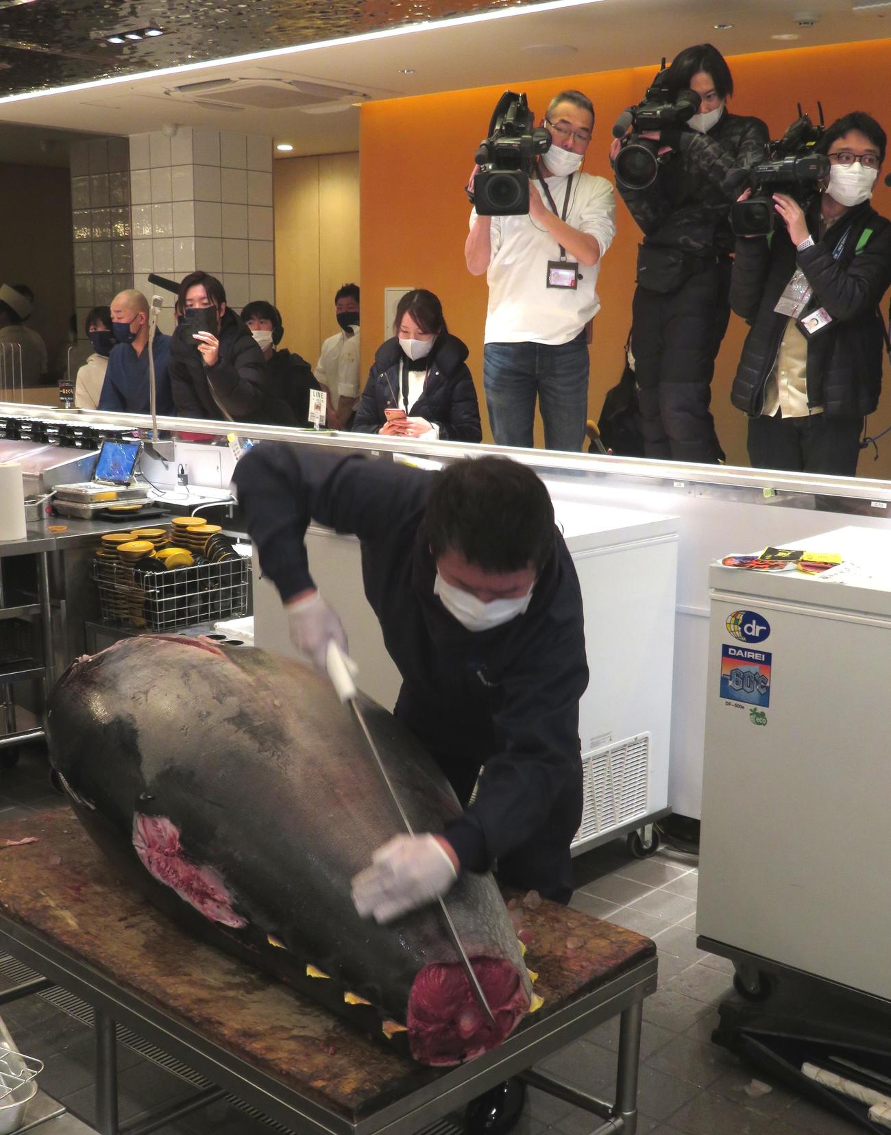 一番マグロをさばく、やま幸の山口社長（撮影・寺沢卓）