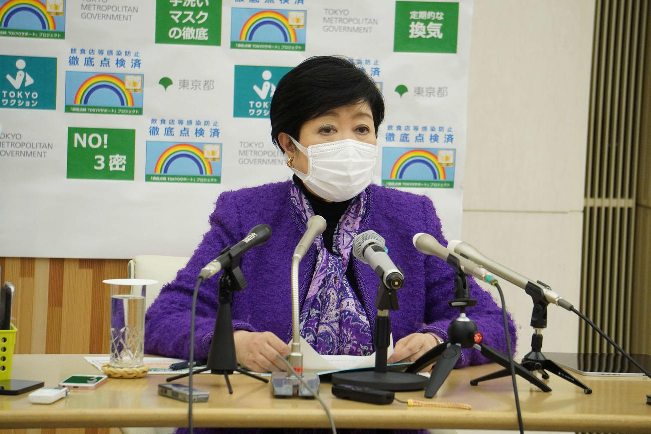 モニタリング会議後に取材に応じた小池百合子知事（撮影・沢田直人）