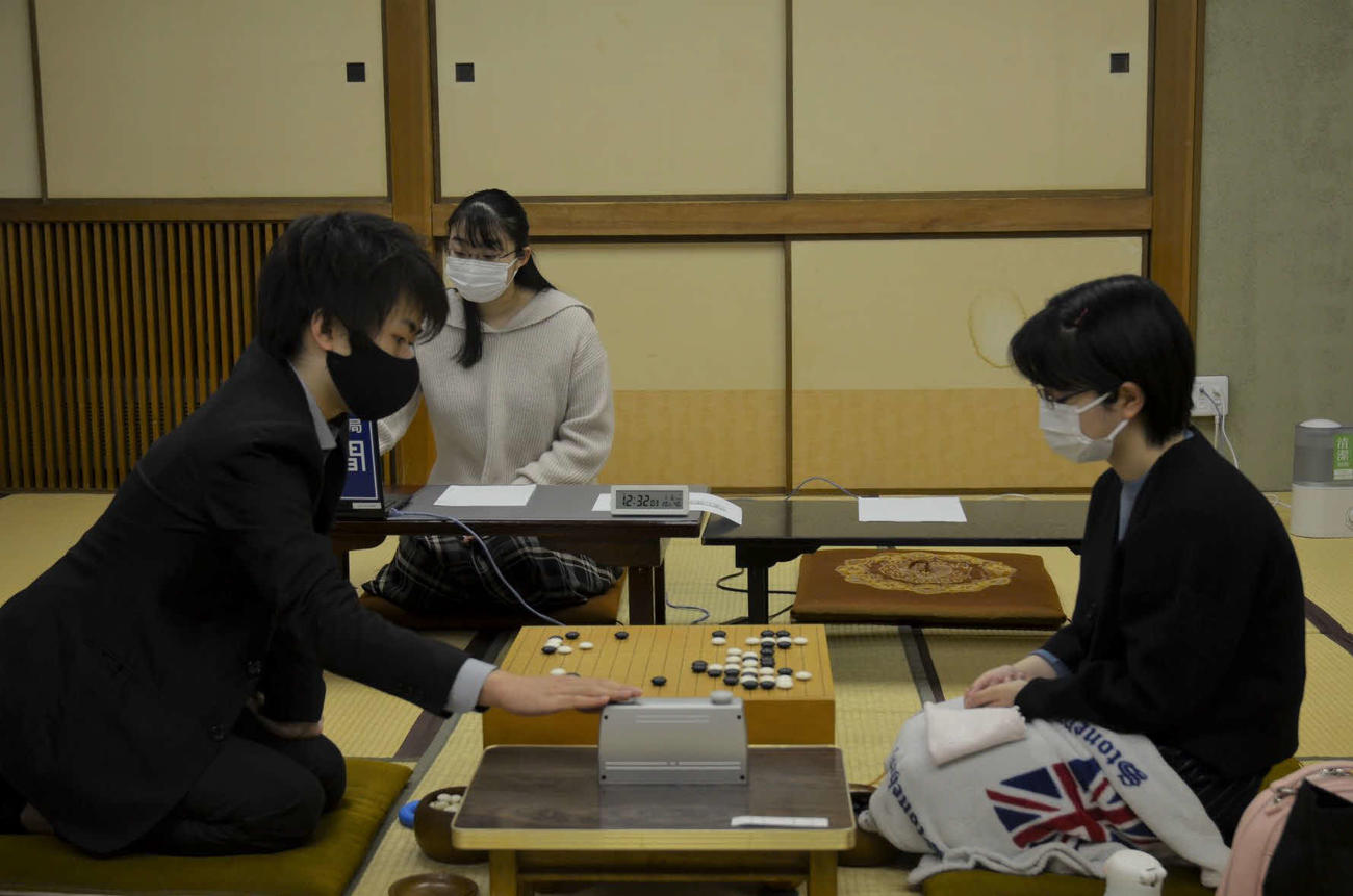 西岡正織三段（左）を下して新人王戦予選を突破した仲邑菫二段（右、日本棋院提供）