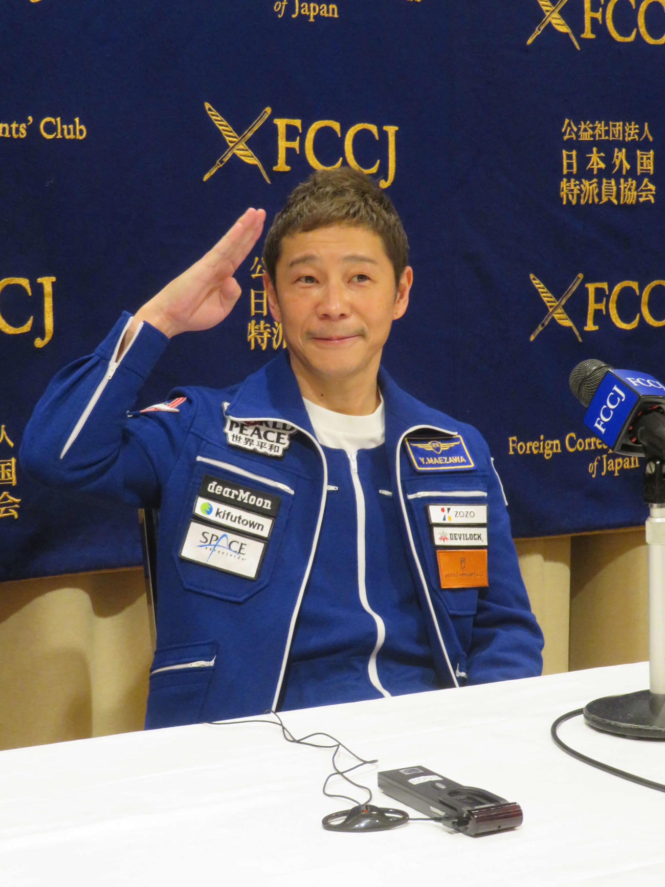 日本外国特派員協会で会見を開き、敬礼ポーズをする前澤友作氏（撮影・村上幸将）