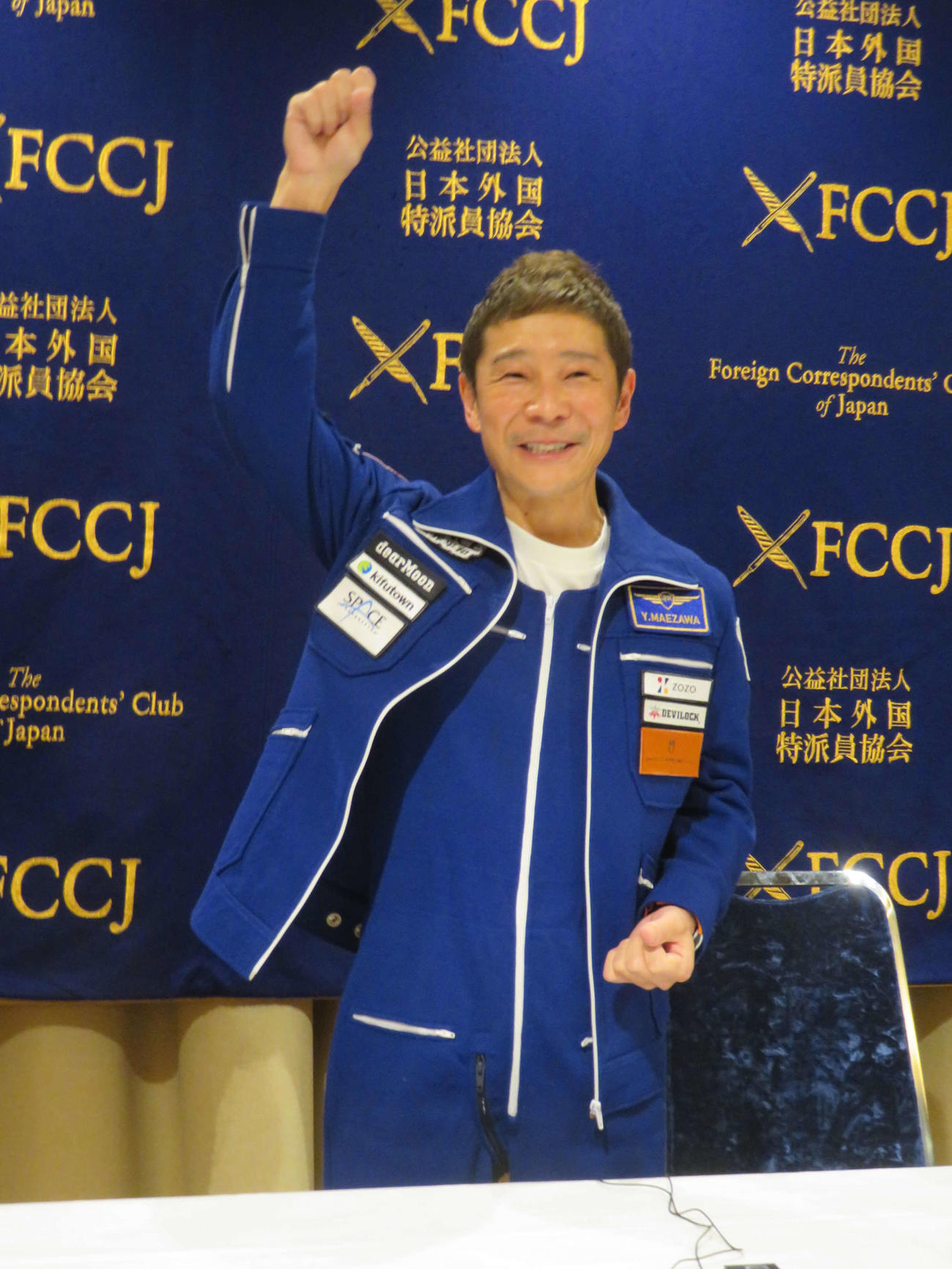 日本外国特派員協会で会見を開き、スーパーマンポーズをする前澤友作氏（撮影・村上幸将）