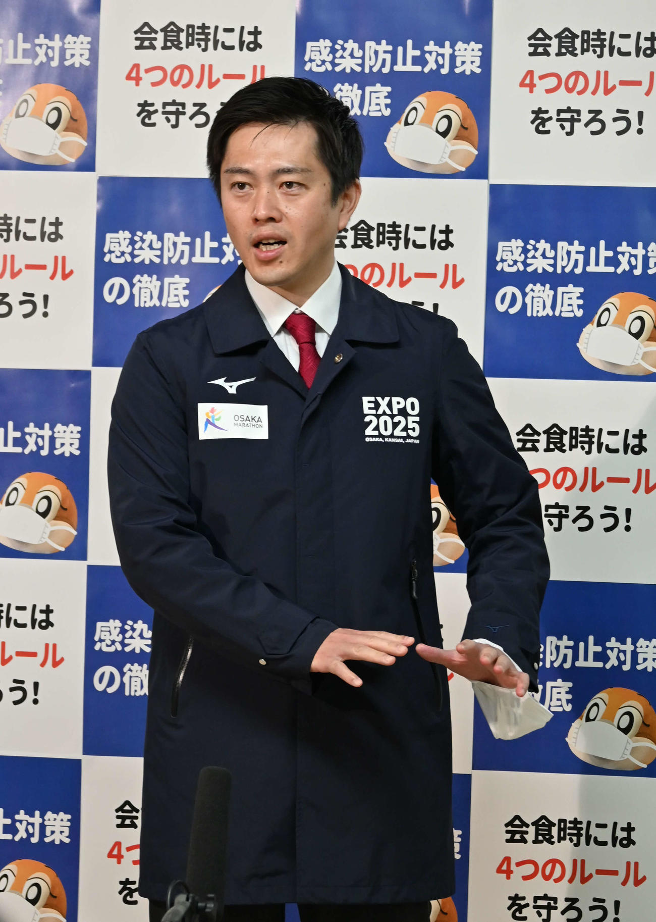 取材に応じる大阪府の吉村洋文知事（撮影・松浦隆司）