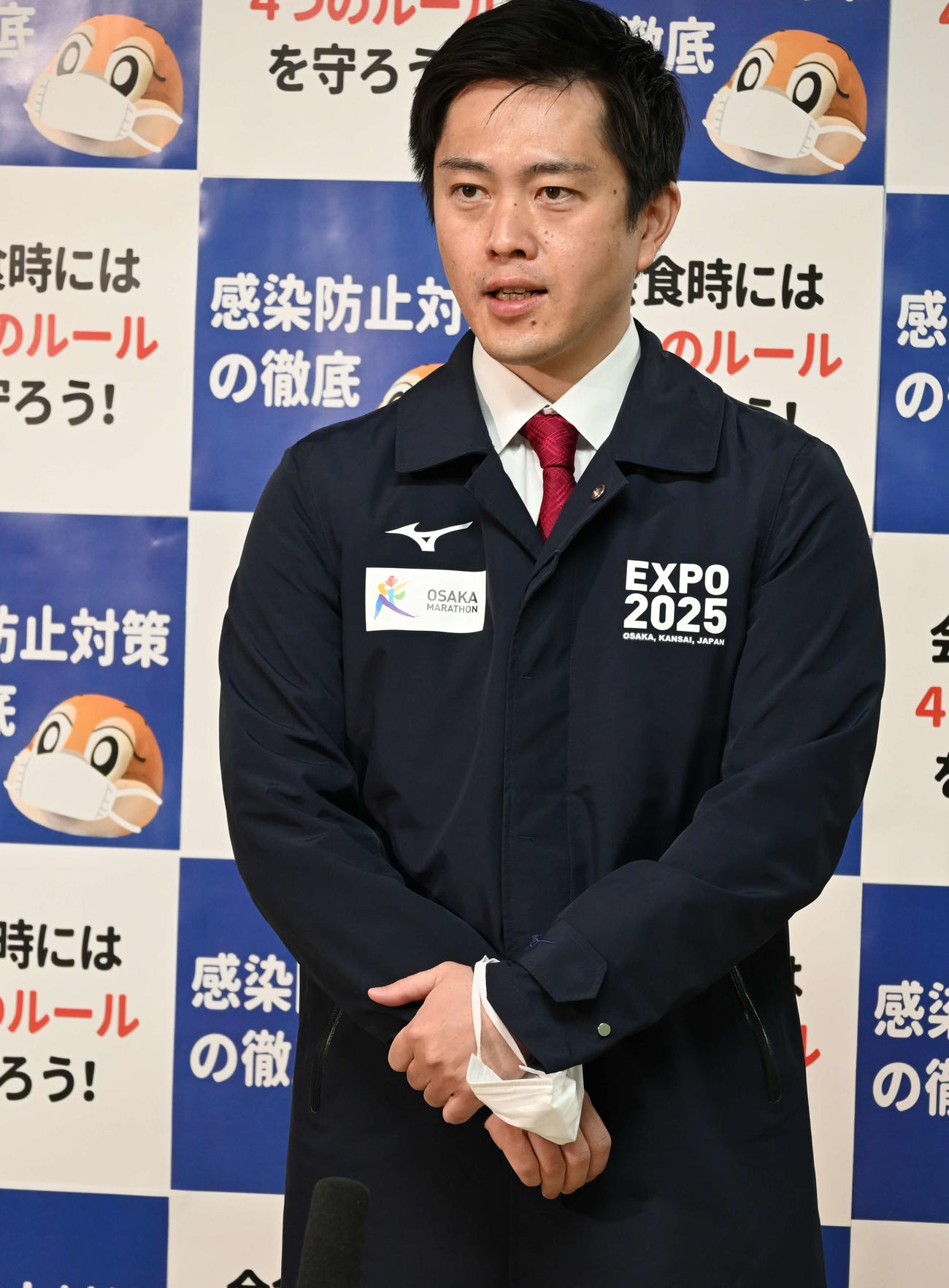 取材に応じる大阪府の吉村洋文知事（撮影・松浦隆司）