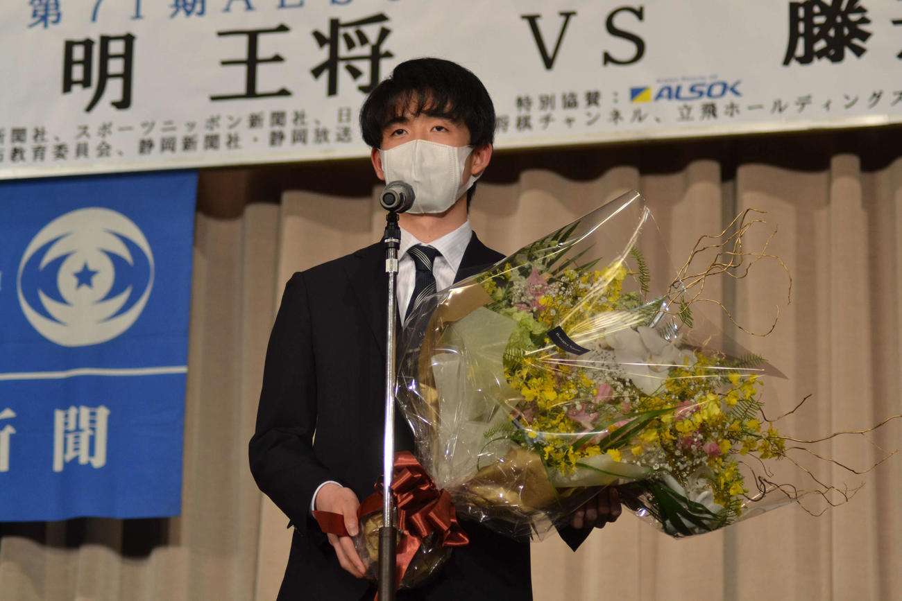 掛川市内のホテルで行われた前夜祭で決意を述べる藤井聡太竜王