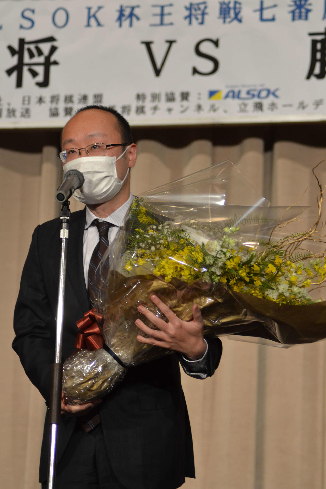 掛川市内のホテルで行われた前夜祭で決意を述べる渡辺明王将