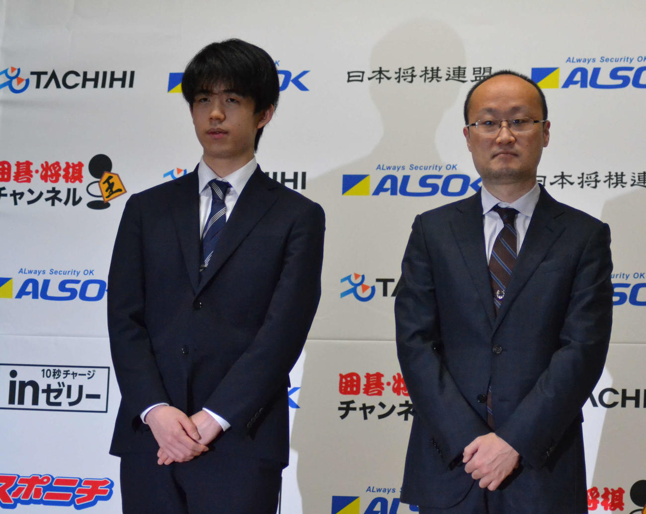 王将戦7番勝負第1局の前日会見を行った藤井聡太竜王（左）と渡辺明王将