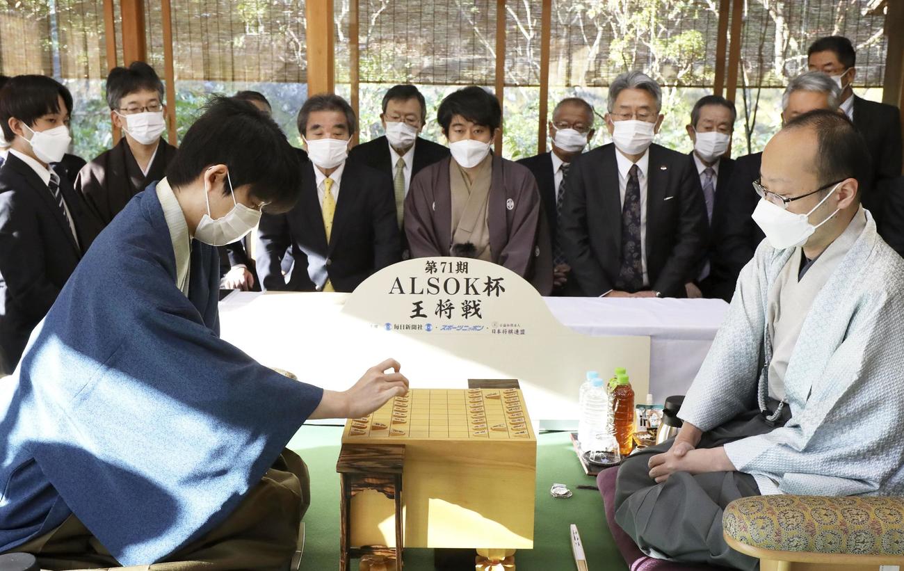 第71期王将戦7番勝負の第1局で初手を指す藤井聡太四冠（左）と渡辺明王将（共同）