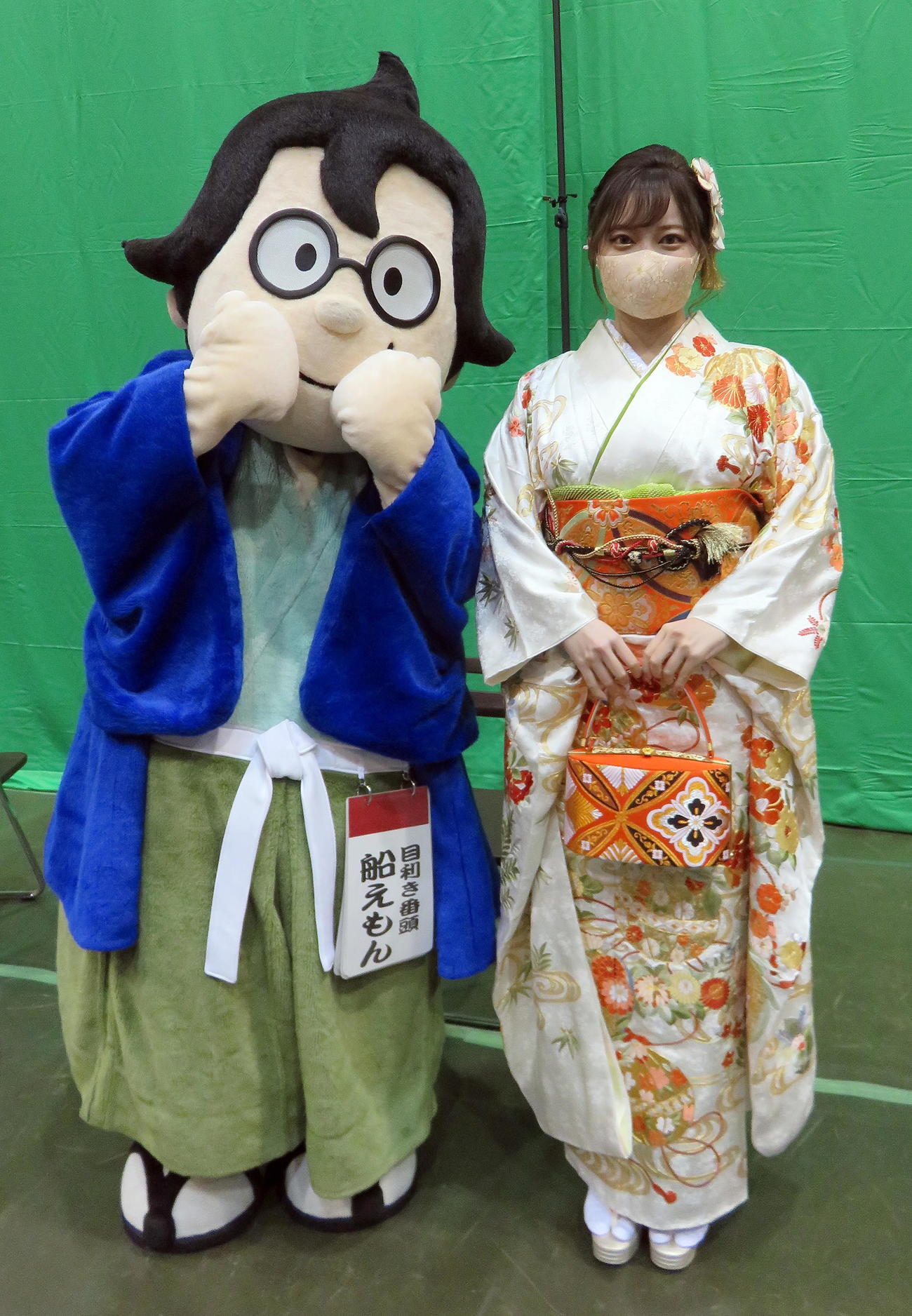 船橋市「21歳の集い」で船えもんと記念撮影する加藤美夜さん（撮影・鎌田直秀）