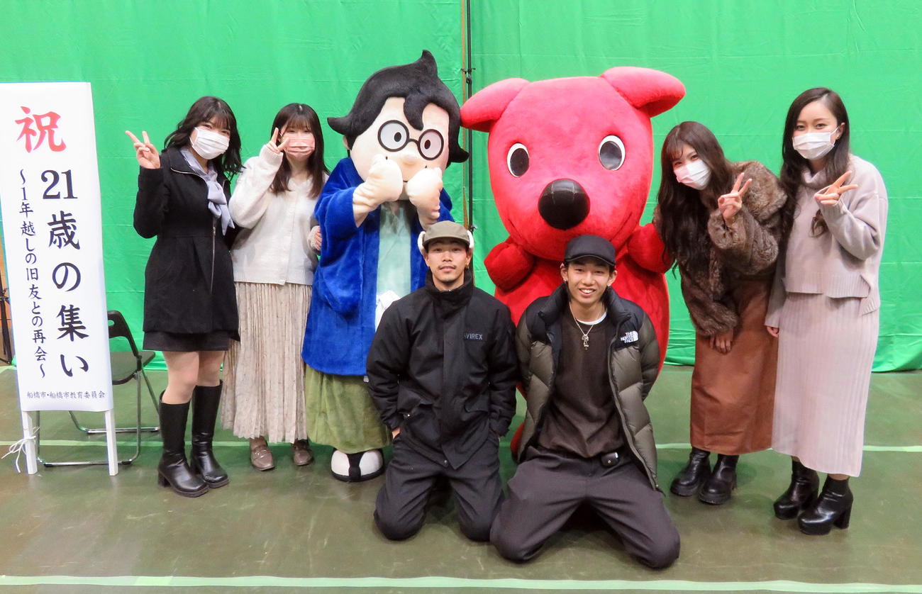 「21歳の集い」で船えもん（後列左から3人目）チーバくん（同4人目）と記念撮影する船橋市民たち（撮影・鎌田直秀）