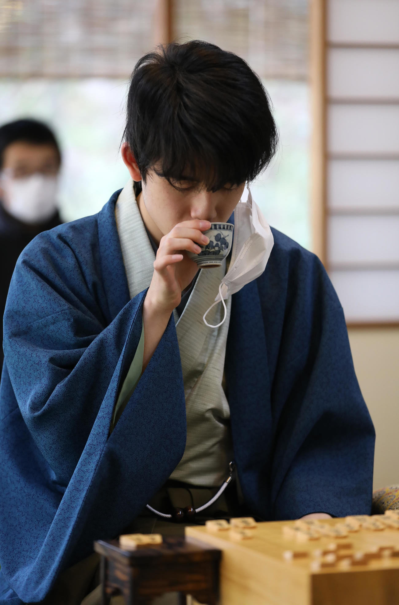 第71期ALSOK杯王将戦7番勝負第1局　1日目　藤井聡太竜王対渡辺明王将　昼食休憩後に対局が再開し、飲み物を口にする藤井聡太竜王（代表撮影）