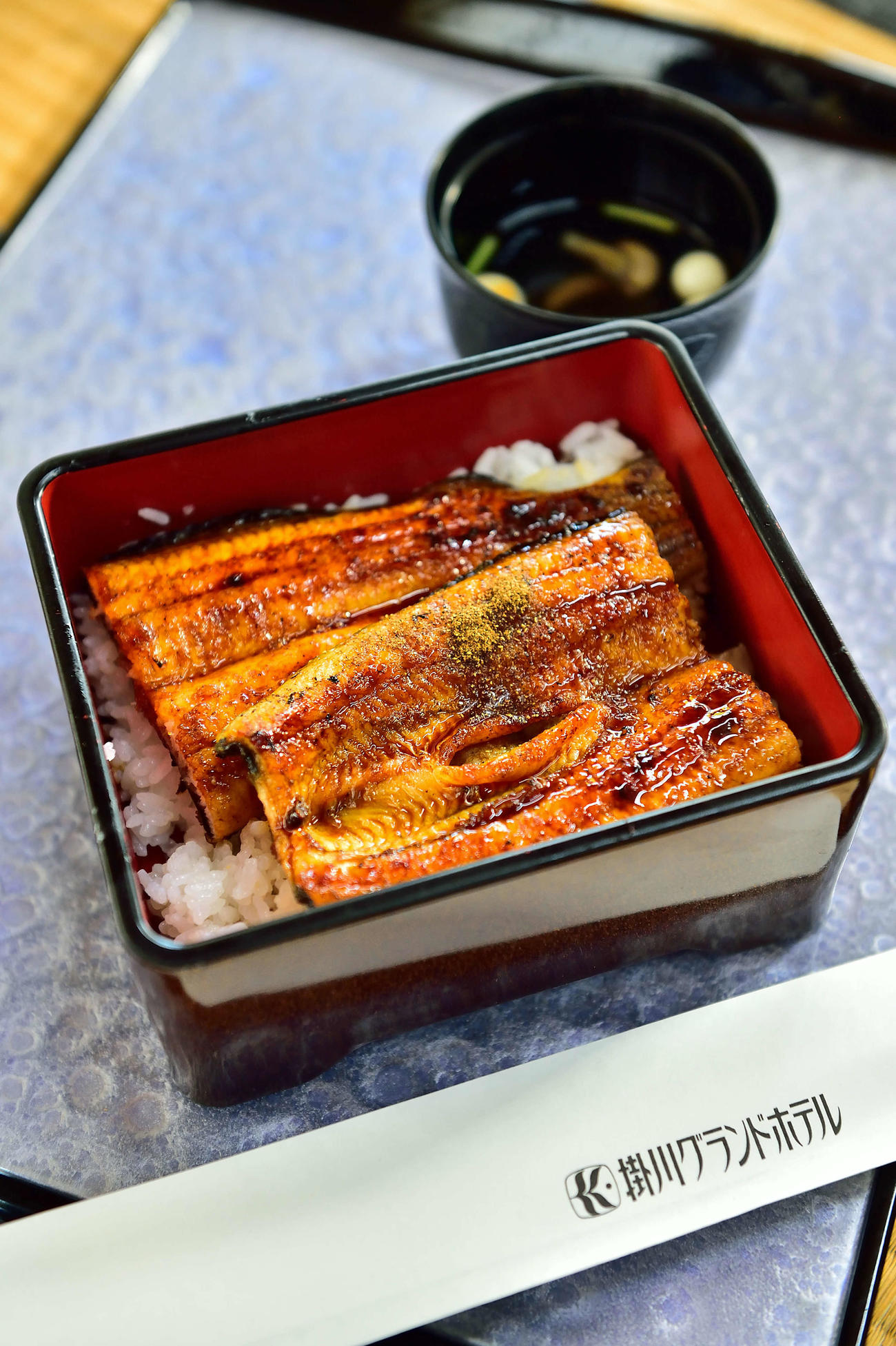 渡辺明王将の2日目の昼食は、ごはん少なめの「うな重」（日本将棋連盟提供）