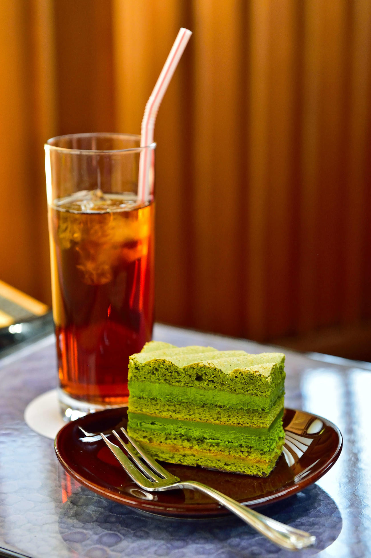 藤井聡太竜王の2日目午前のおやつは、掛川の茶畑をイメージした「CHABATAKEケーキ」とアイスティー（日本将棋連盟提供）