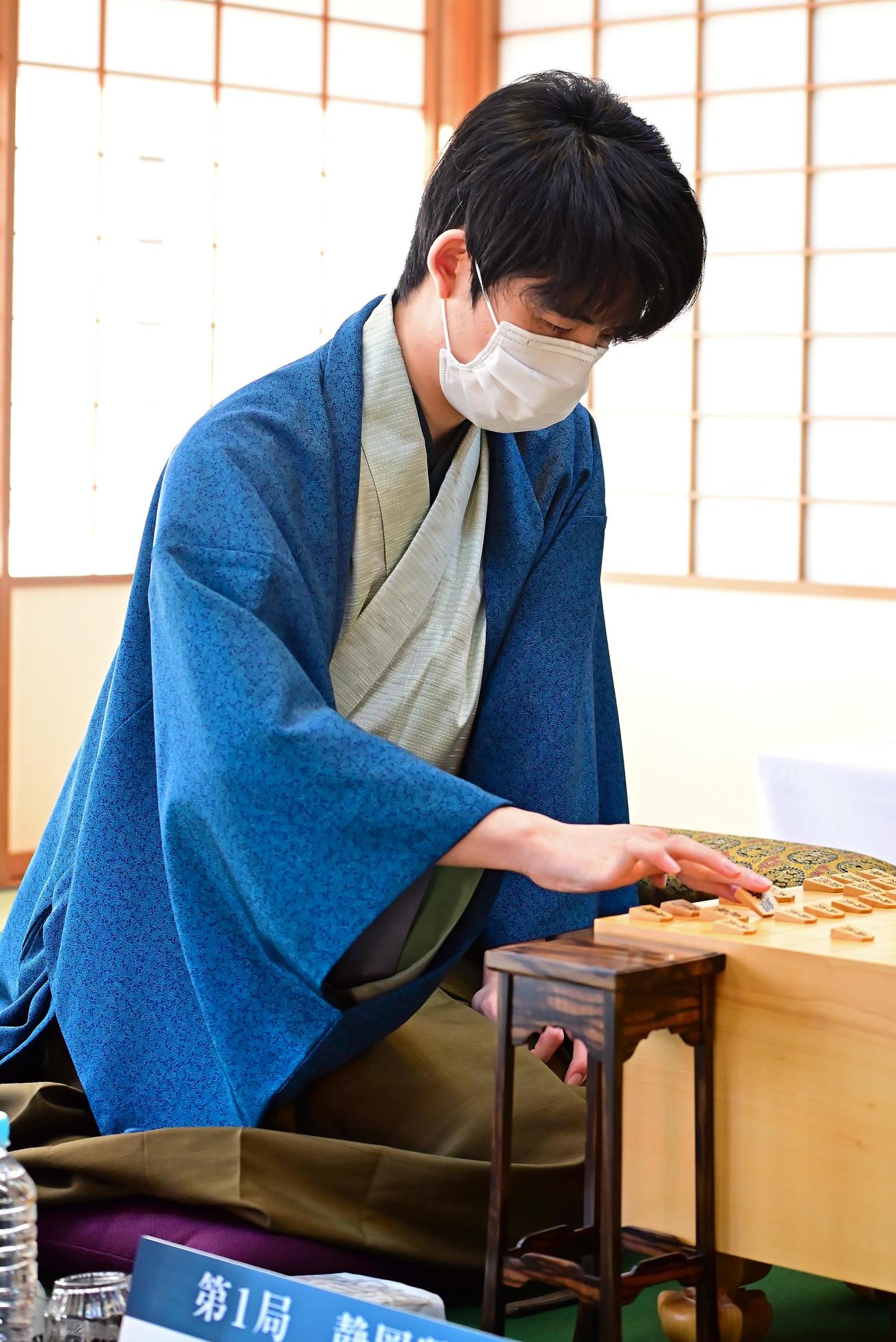 封じ手の開封前に初日の指し手を再現する藤井聡太竜王（日本将棋連盟提供）