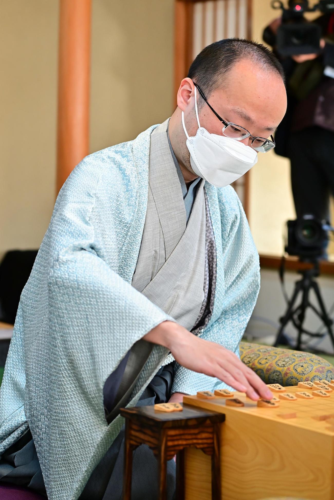 封じ手の開封前に初日の指し手を再現する渡辺明王将（日本将棋連盟提供）